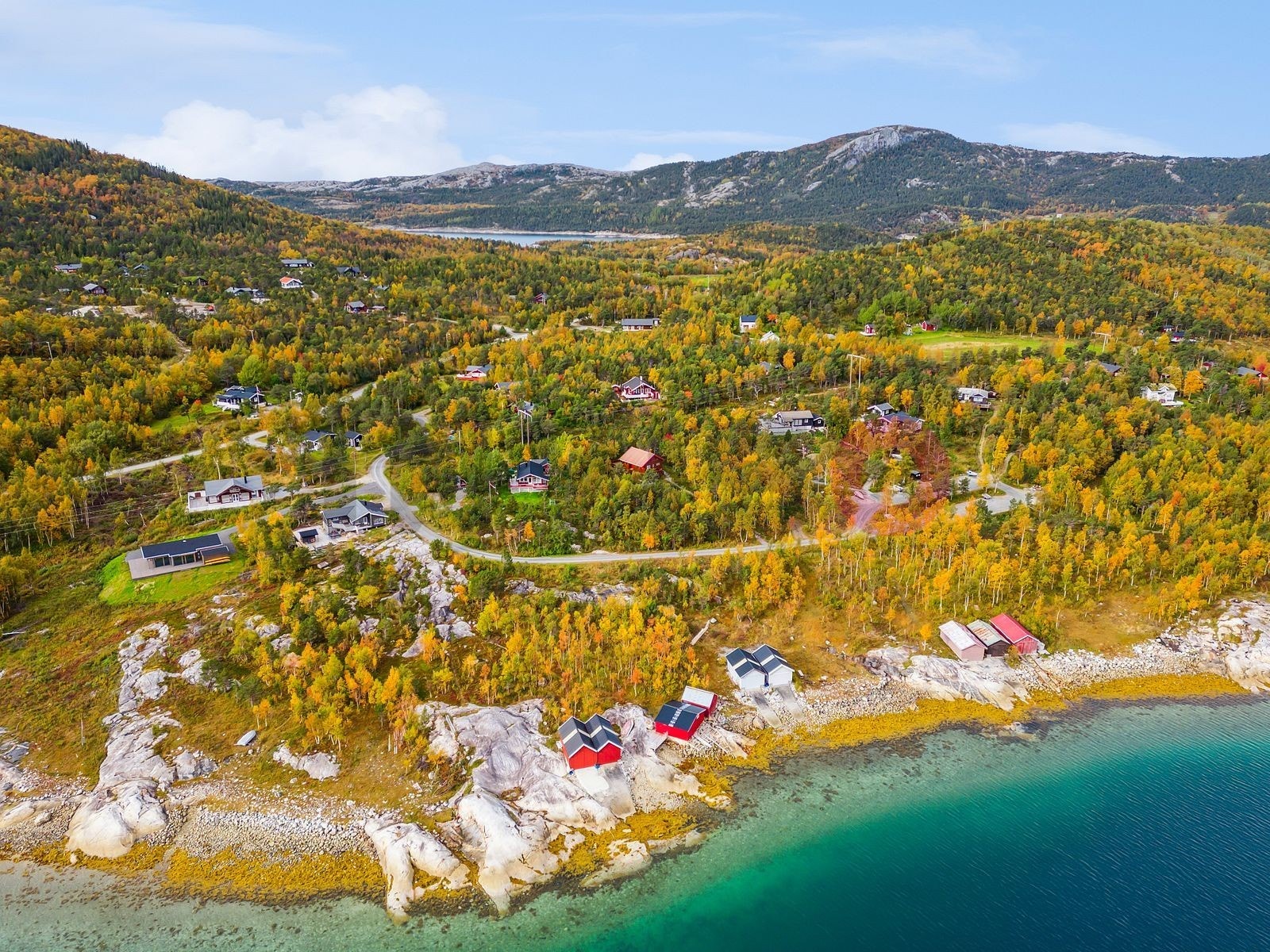 Gjennomført fritidseiendom ved idylliske omgivelser i populære Valnes, Saltstraumen. Galleribilde