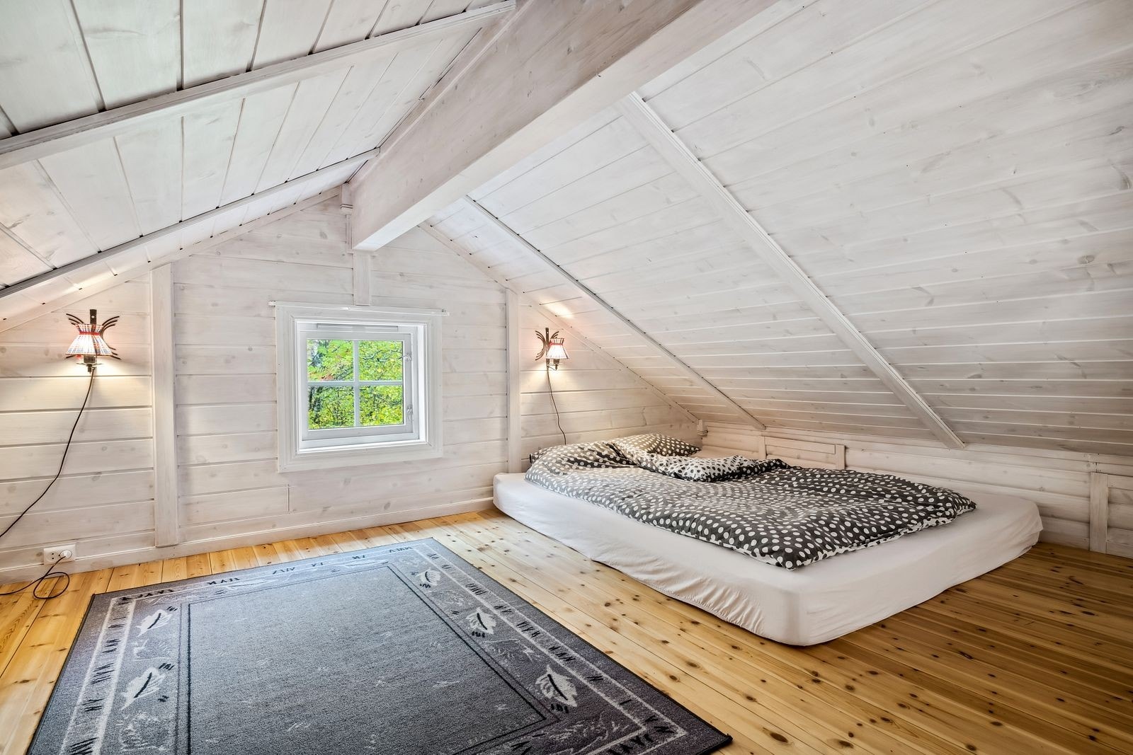 Romslig hems. Galleribilde