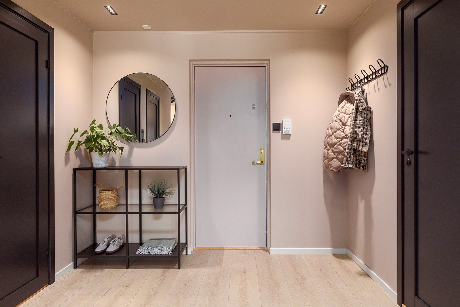 Innbydende inngangsparti med god plass til å henge fra seg sko og ytterklær. Galleribilde