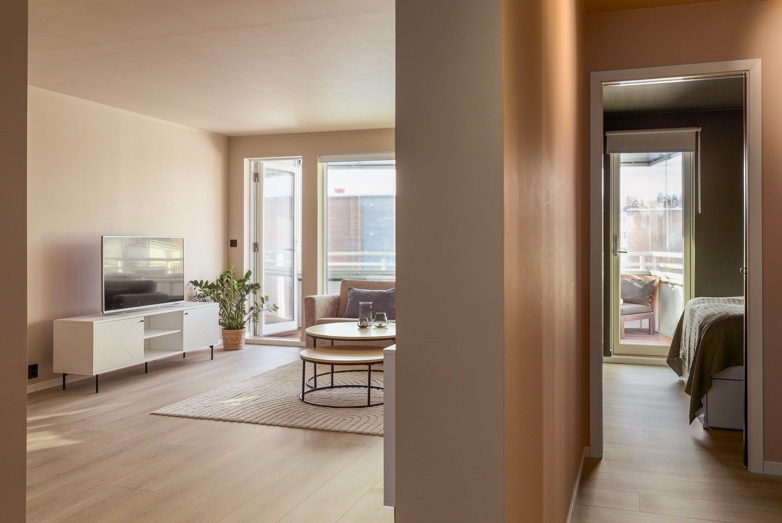 Leiligheten har en god planløsning, 3 soverom, og 2 våtrom. Inn glasset balkong sørger for å forlenge sommehalvåret, og gir høy bruksverdi året rundt. Galleribilde