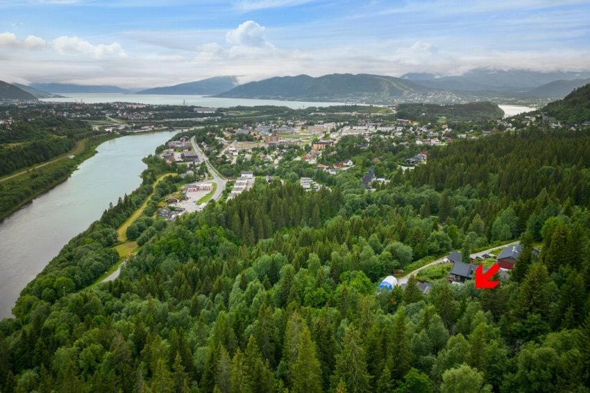 Rolig og barnevennlig boområde med svært lite trafikk da eiendommen ligger i enden av en blindgate. Galleribilde
