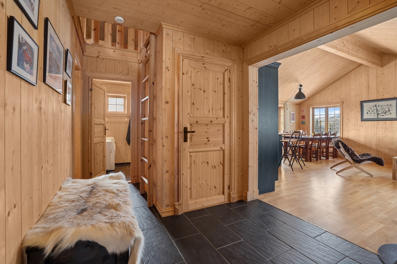 Det er flislagt gulv med varmekabler i entre og gang. Galleribilde