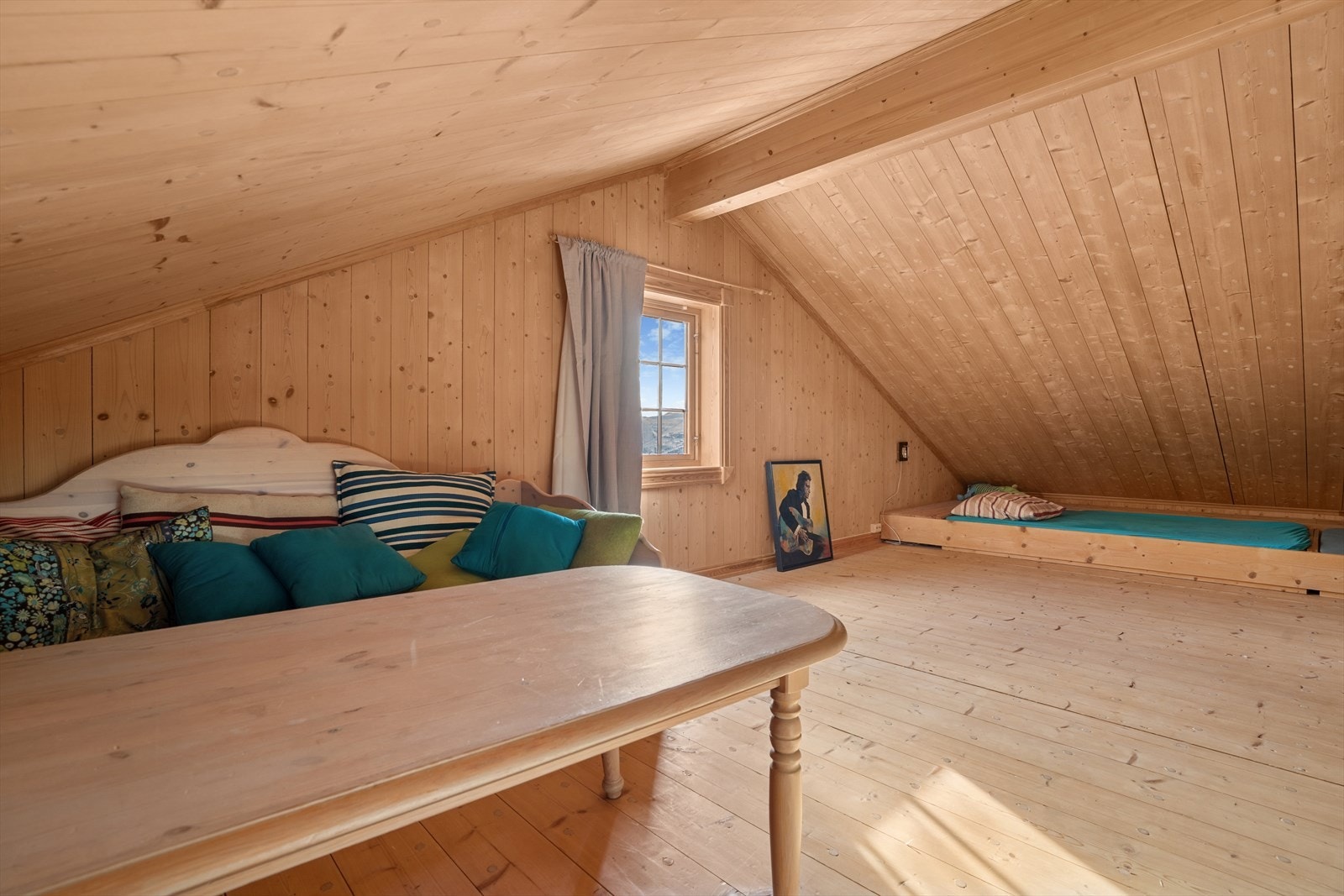 Loft/hems. Innredet med ekstra soveplasser og oppholdsrom. Dette er ikke godkjent som rom for varig opphold. Galleribilde