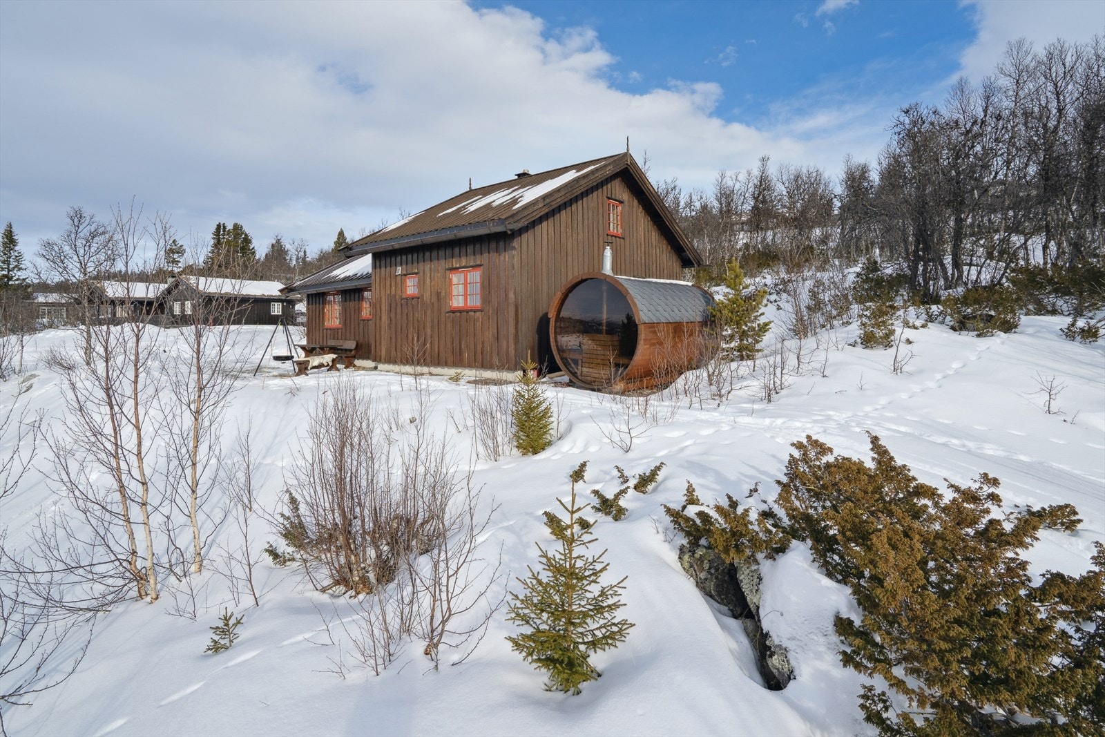 Det er satt opp en frittstående badstu ved siden av hytta. Galleribilde
