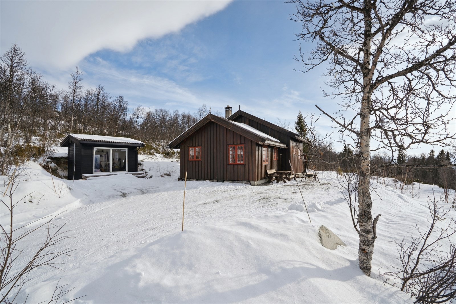 Her er det god plass til parkering på egen tomt. Galleribilde