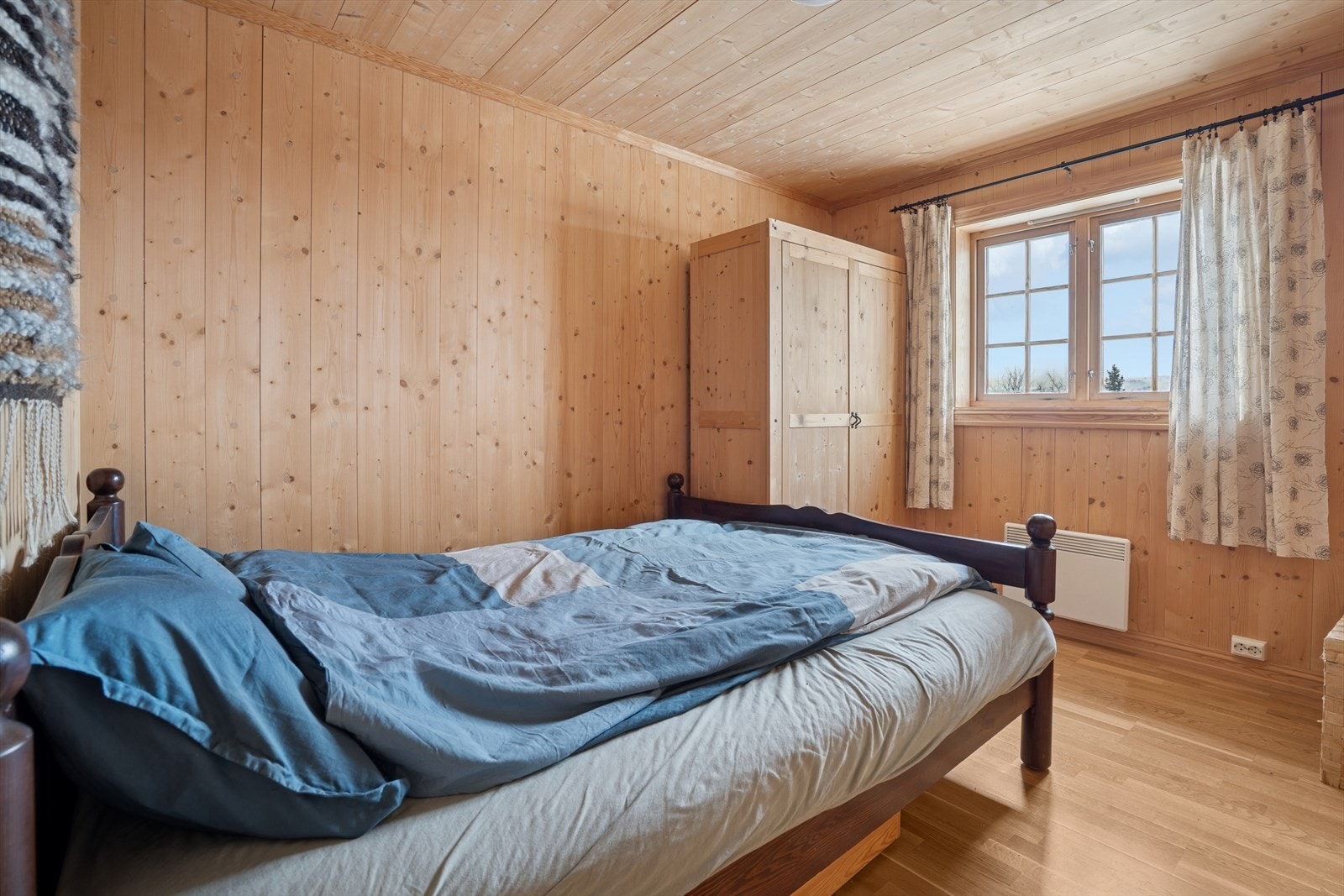 Romslig soverom med skapplass. Galleribilde