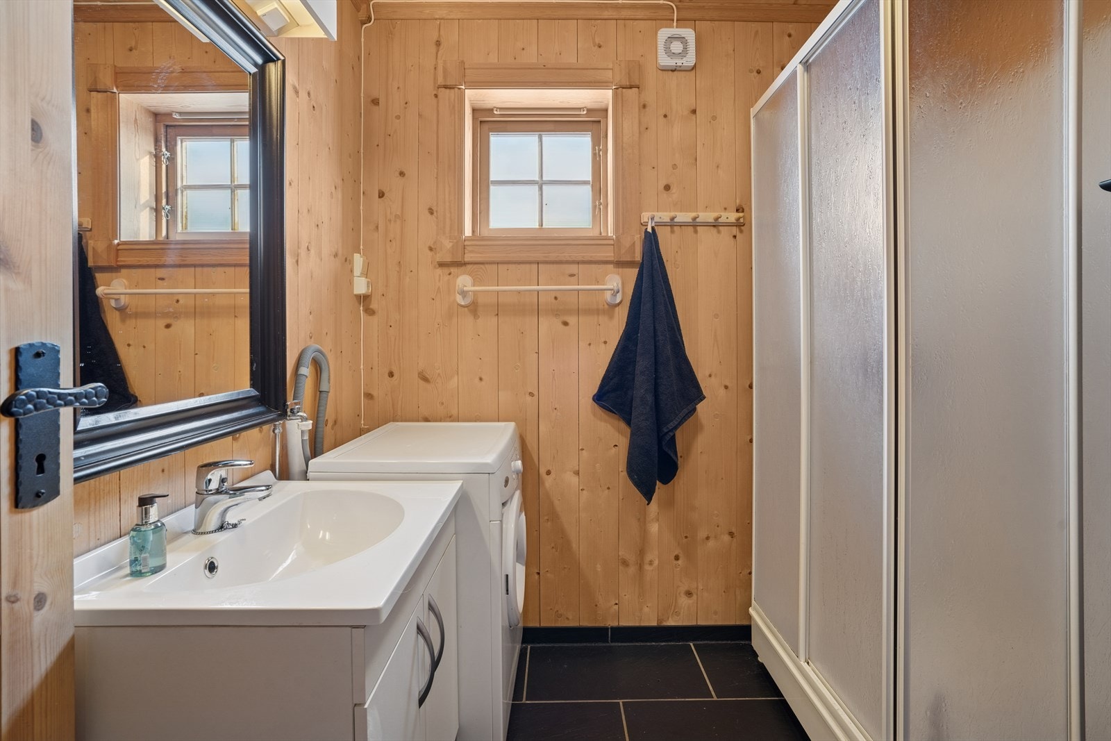 Her har du alt du trenger med servant, dusj, wc og vaskemaskin. Badet har fliser på gulvet med varmekabler. Galleribilde