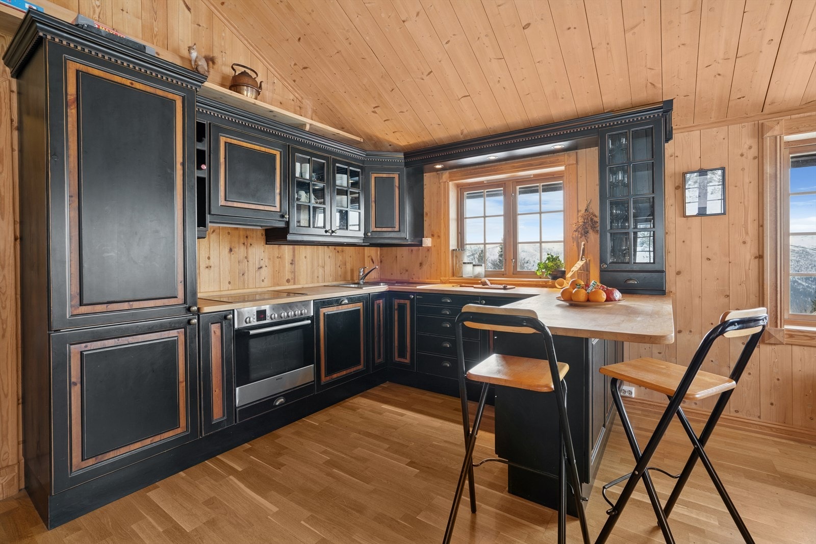 Kjøkkenet har bra med skap- og benkeplass. Det er integrerte hvitevarer. Galleribilde