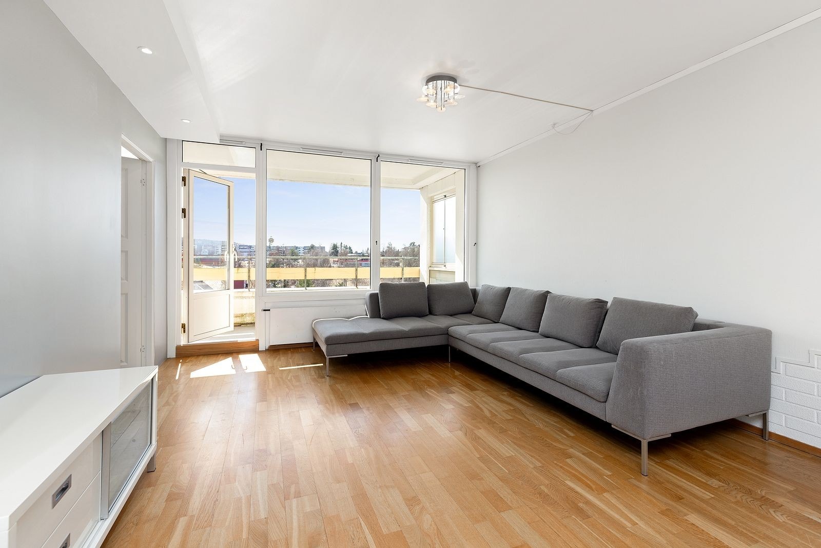 Stuen er åpen og lys og har god plass til både sofagruppe og spisebord. Galleribilde