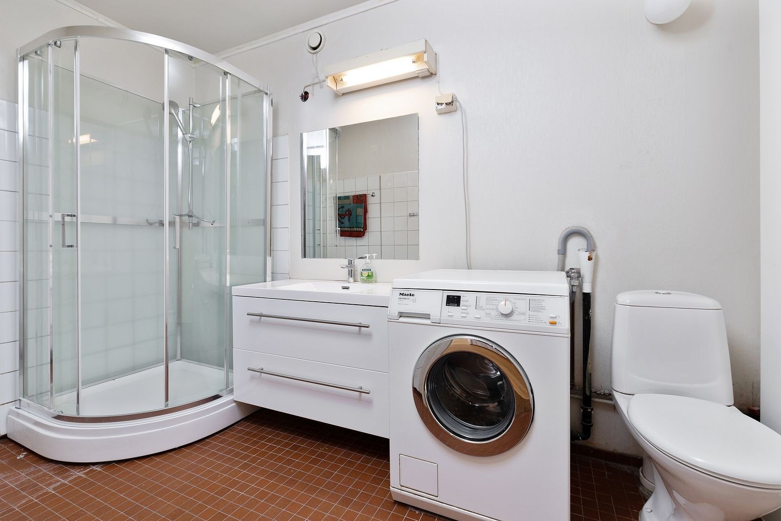 Badet. Vaskemaskin medfølger. Galleribilde
