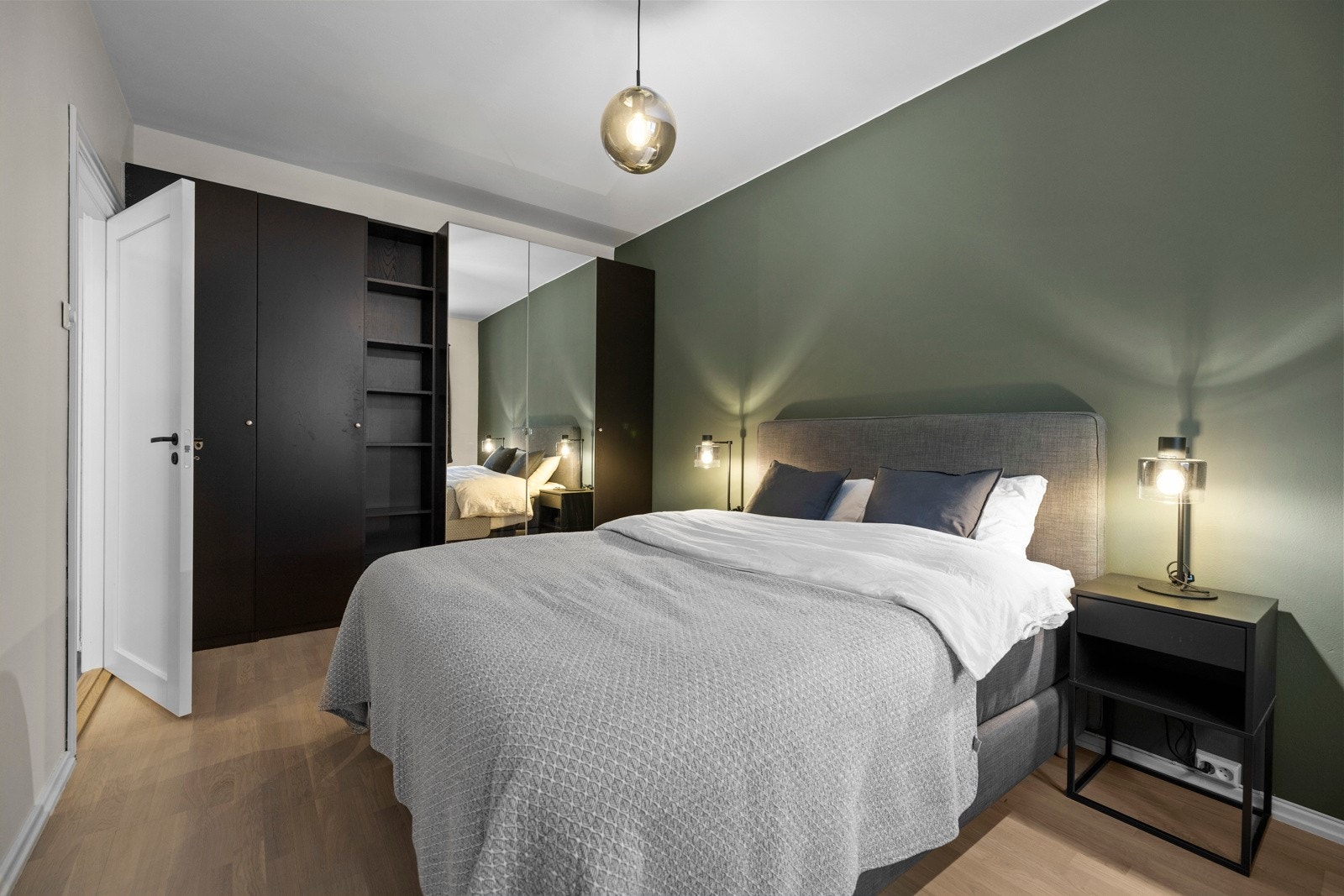 Stor garderobe. Galleribilde