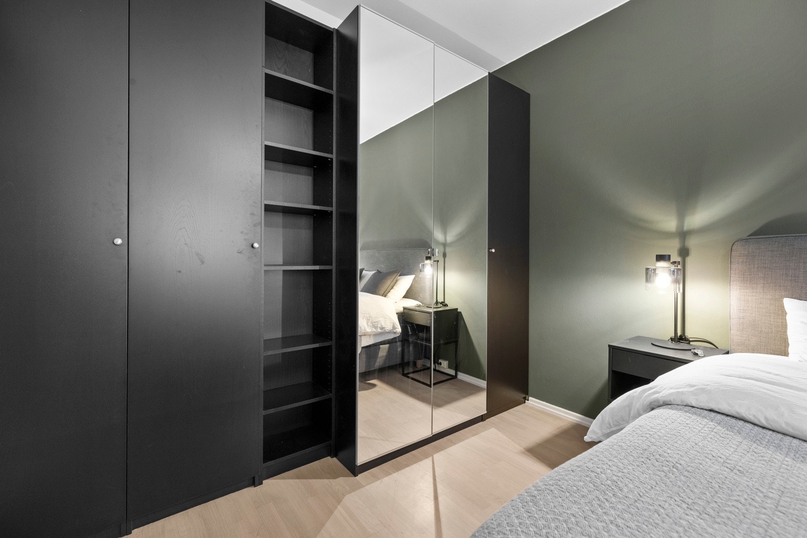 Stor garderobe. Galleribilde