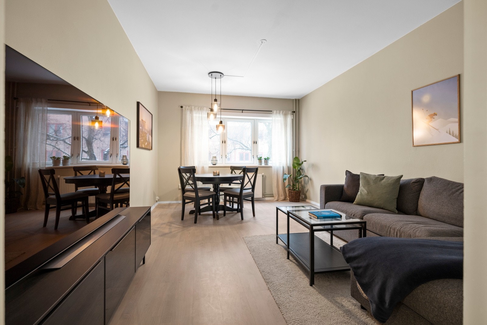 Delikate fargevalg, store vinduer og boligen er gjennomgående lys. Galleribilde