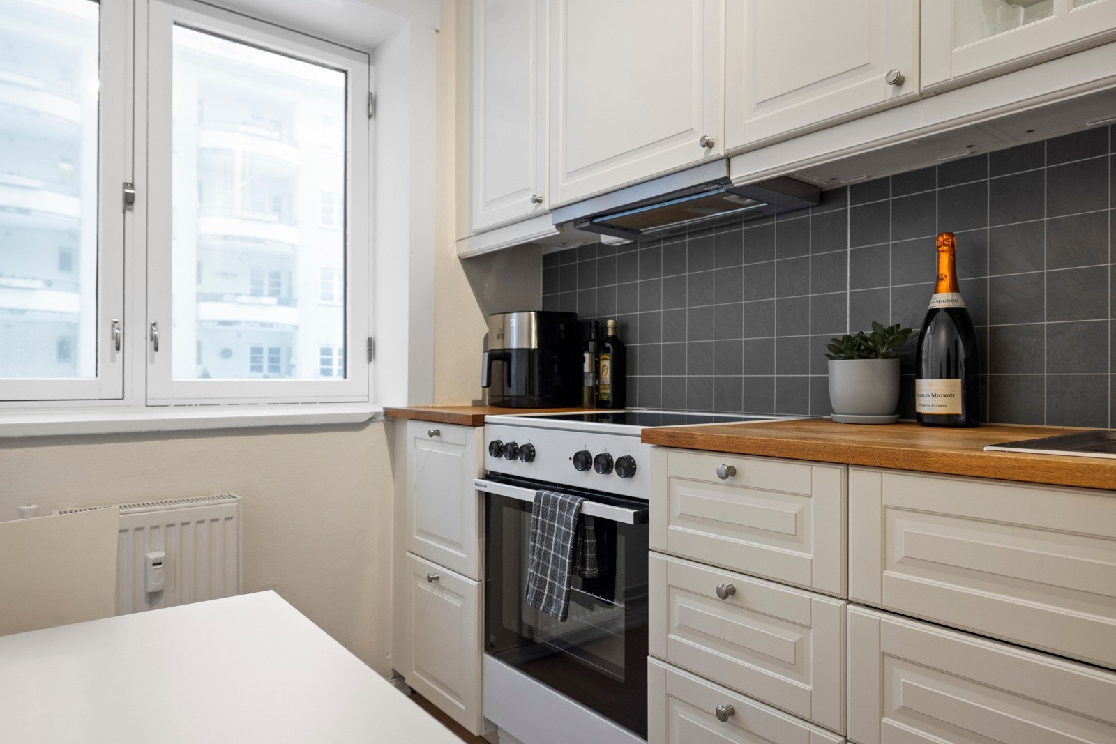 Rikelig med skap og benkeplass. Galleribilde