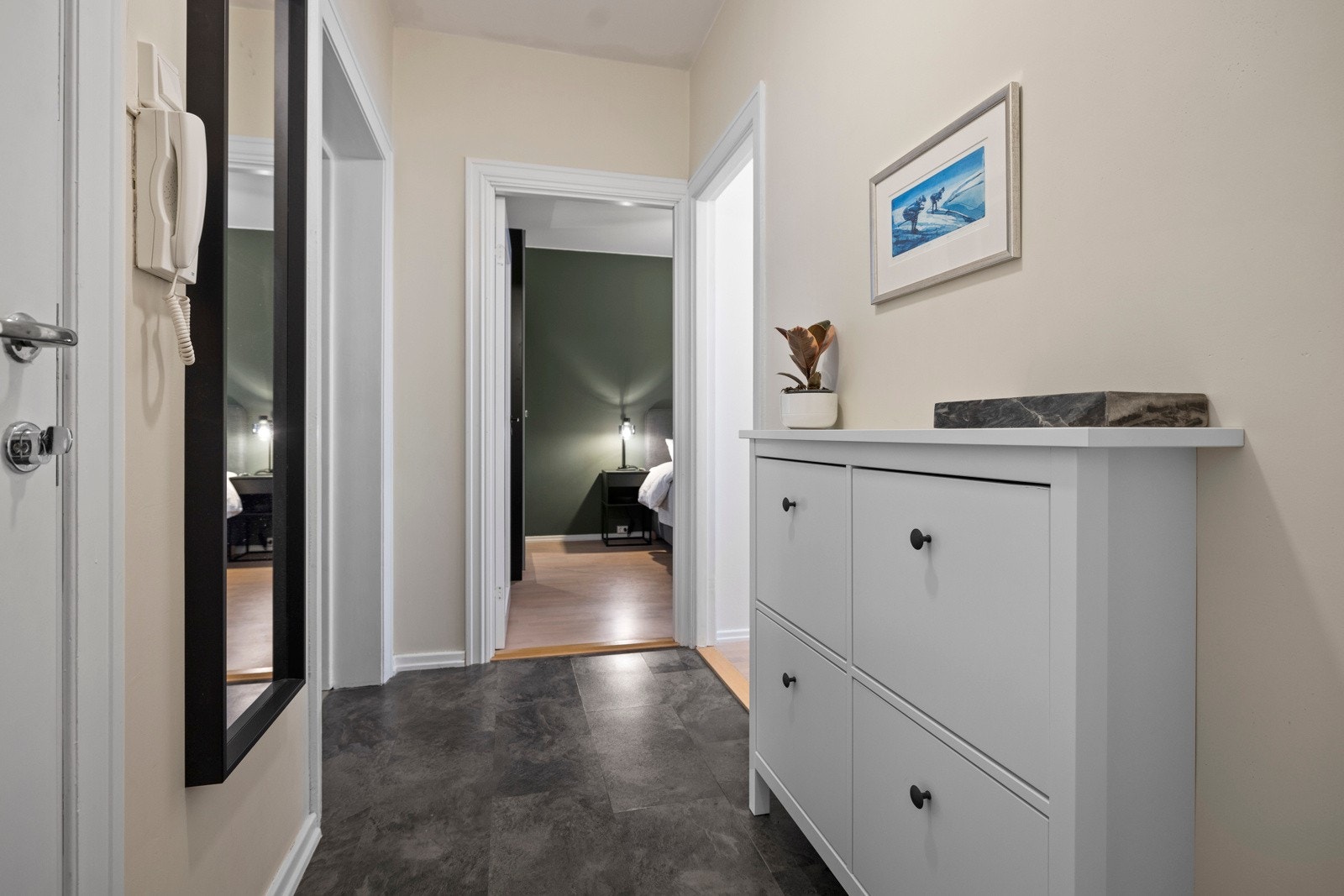 I den lyse gangen er det god plass til både jakker og sko. Galleribilde