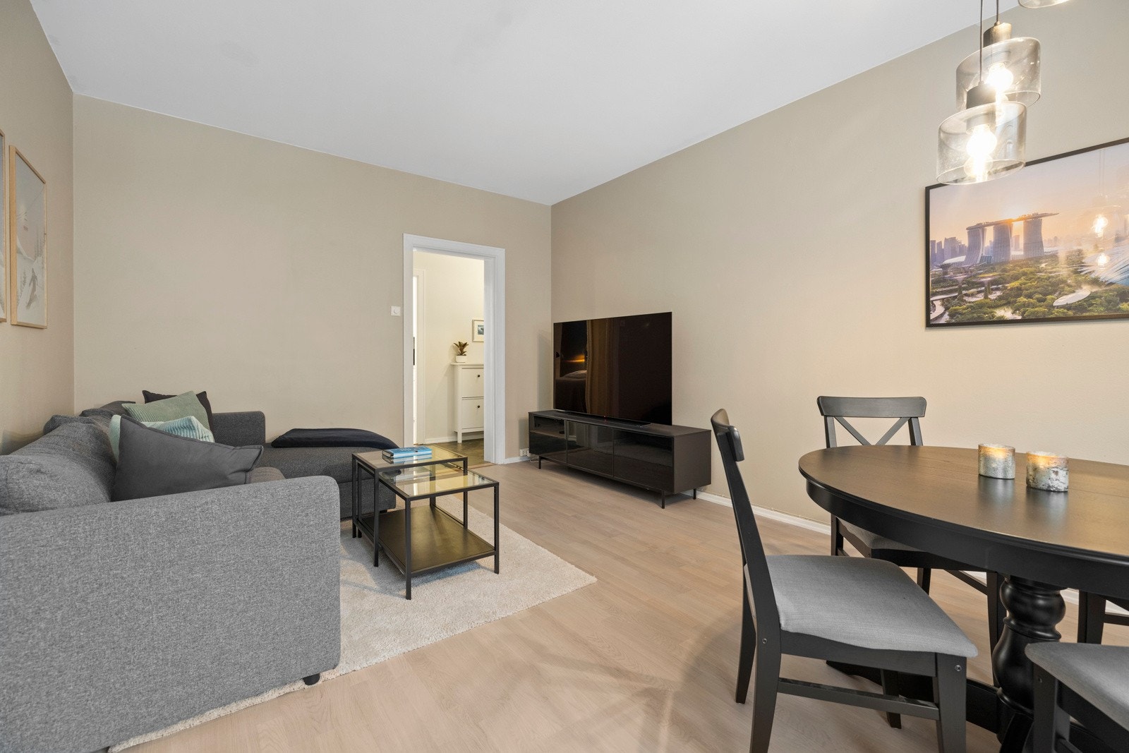 Stuen er romslig og stuen er enkel å møblere med både spiseplass og tv møblement. Galleribilde