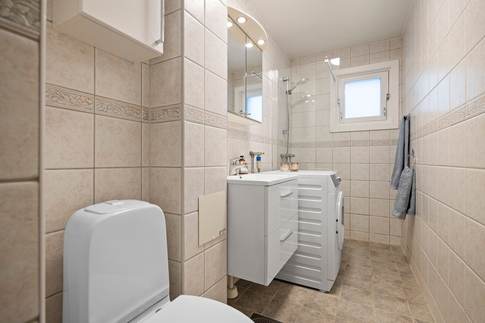 Badet er fra 2004 og bygget i regi av brl. Pene baderomsmøbler og opplegg til vaskemaskin Galleribilde