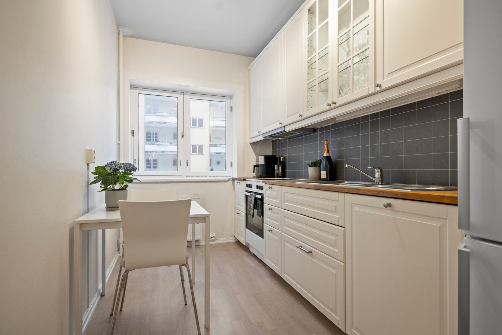 Det hyggelige kjøkkenet har også en koselig spiseplass. Galleribilde