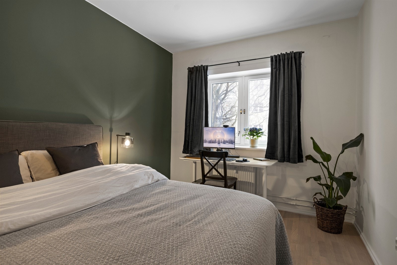 Her er det plass til dobbeltseng, stort garderobeskap og en hyggelig kontorplass dersom det er behov for det. Galleribilde