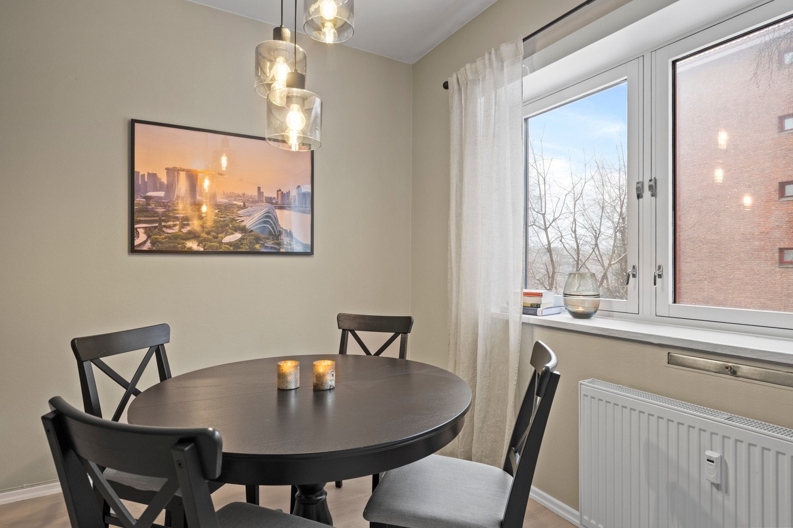 Hyggelig spiseplass i stuen. Galleribilde