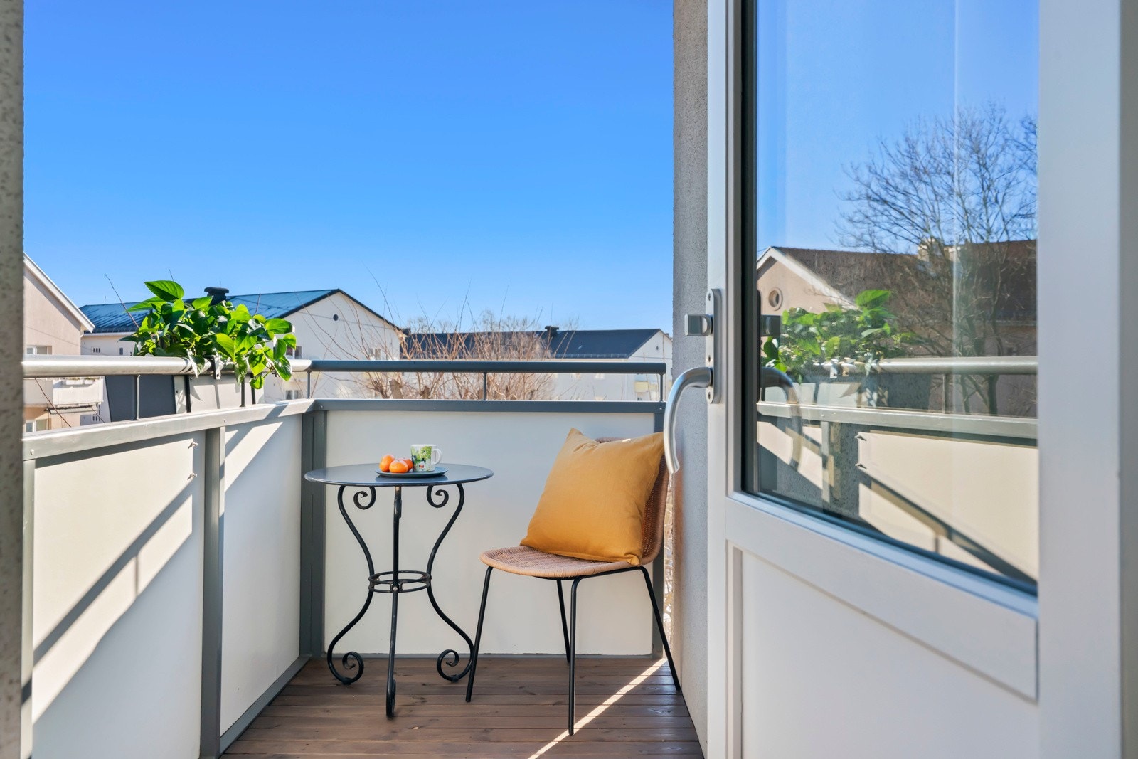 Fra kjøkkenet er det utgang til en flott balkong der frokosten og morgenkaffen kan nytes på sommerhalvåret. Galleribilde