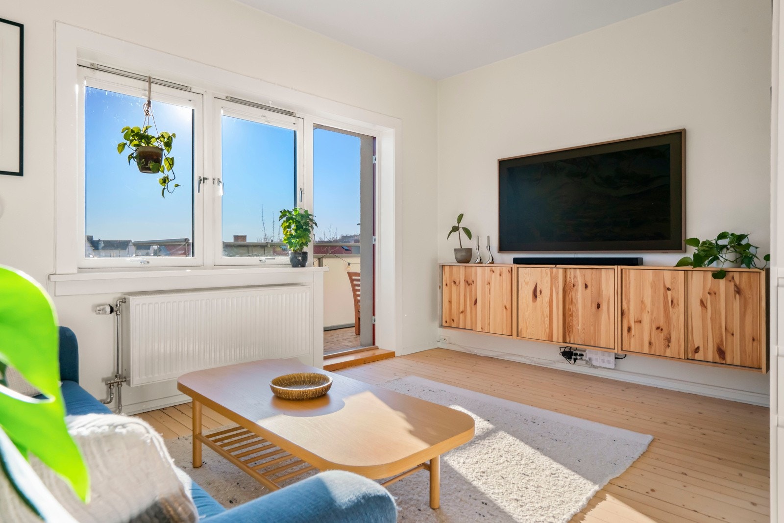 Stuen kan enkelt innredes med sofa- og TV-møblement. Galleribilde