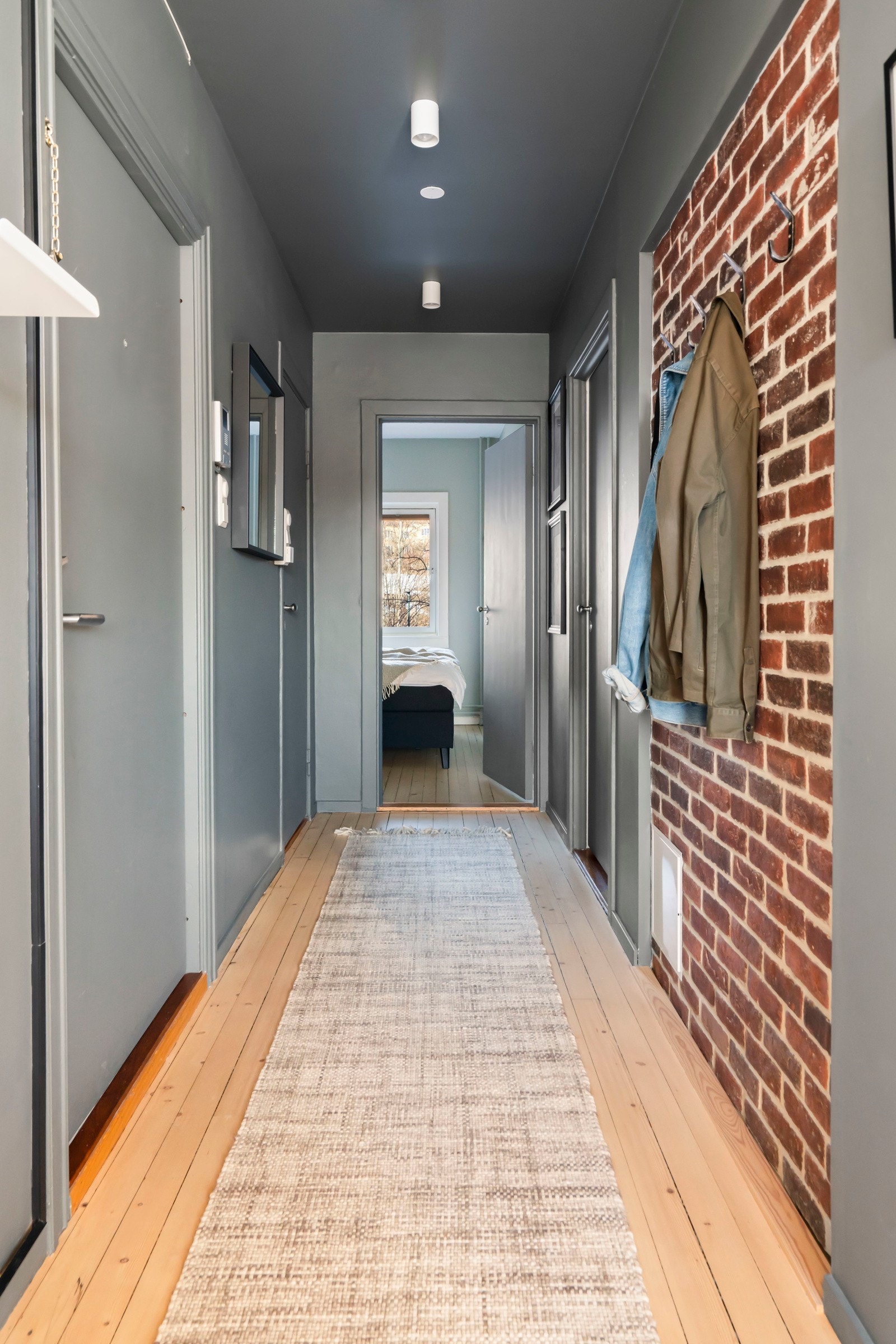 Teglsteinsfliser i deler av entré, i tilsvarende lekker utførelse som på kjøkkenet. Galleribilde