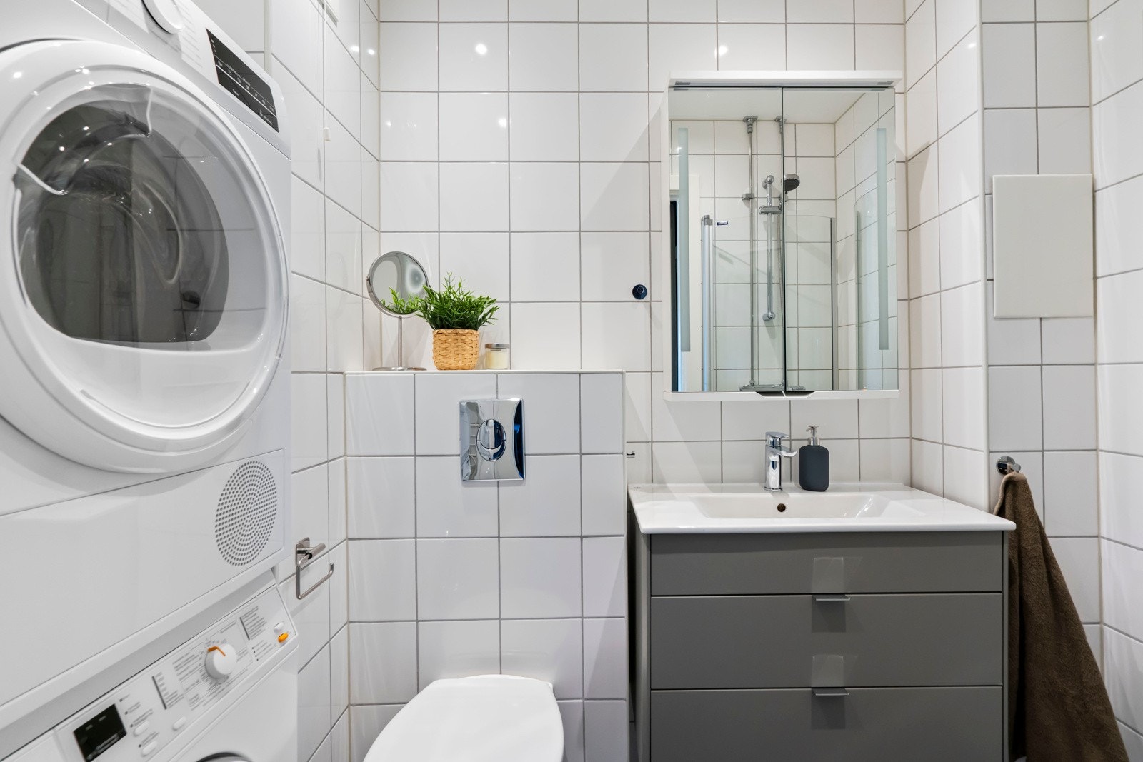 Lekkert flislagt baderom fra 2013 med behagelig gulvvarme og opplegg for vaskemaskin. Ifølge tidligere eier ble det montert ny servantinnredning i 2021. Galleribilde