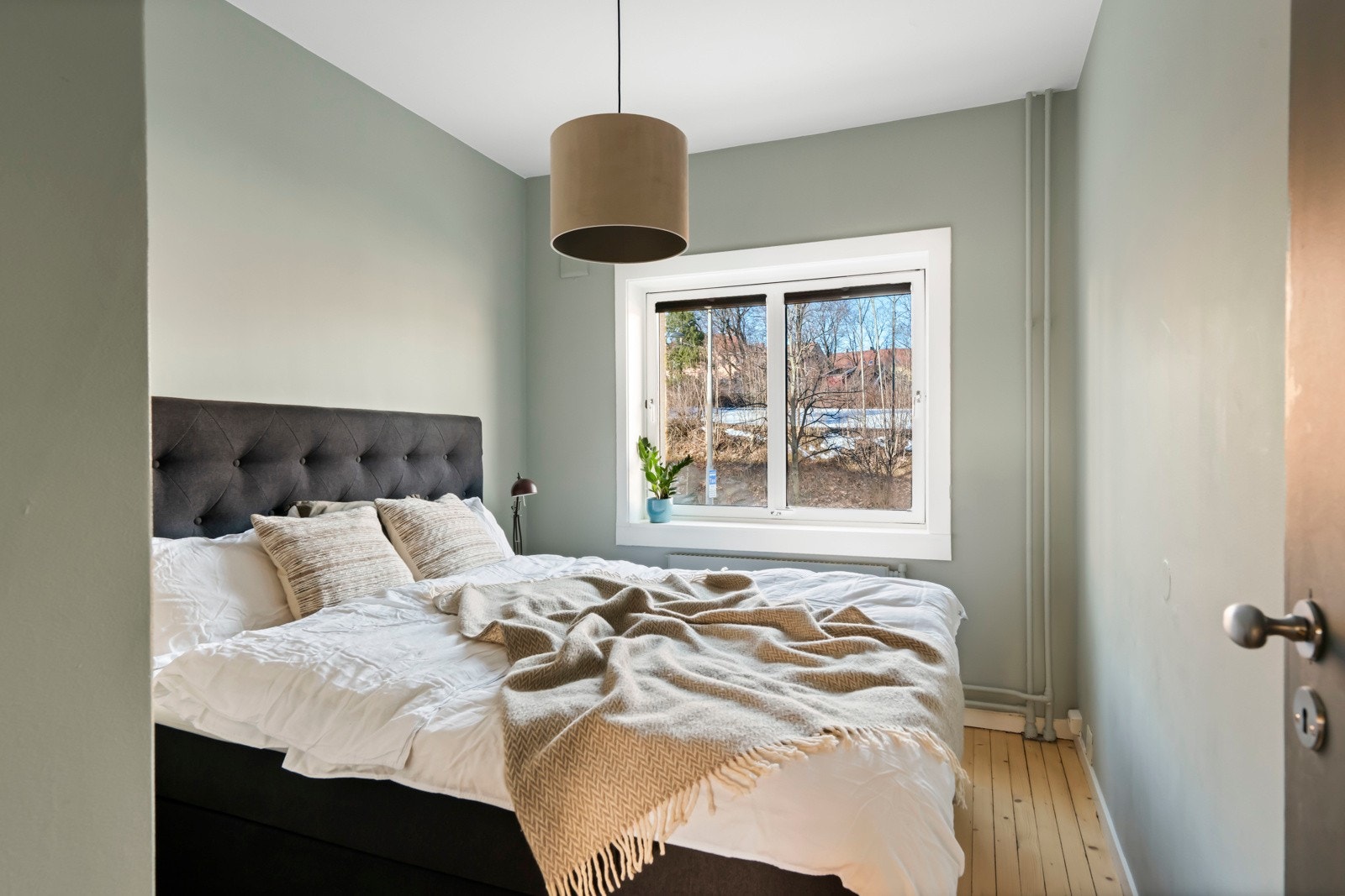 Boligens andre soverom er romslig med plass til dobbeltseng og tilhørende nattbord. Malt i flott fargetone, og tregulv slipt og lakkert i 2022. Galleribilde