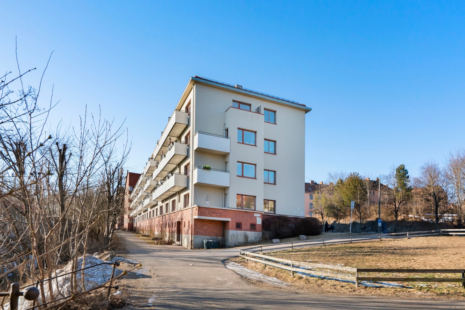 Leiligheten har en attraktiv beliggenhet på toppen av Iladalen, med nærhet til flotte grøntområder. Kort avstand til dagligvarebutikker, kollektivtransport og andre servicetilbud. Galleribilde