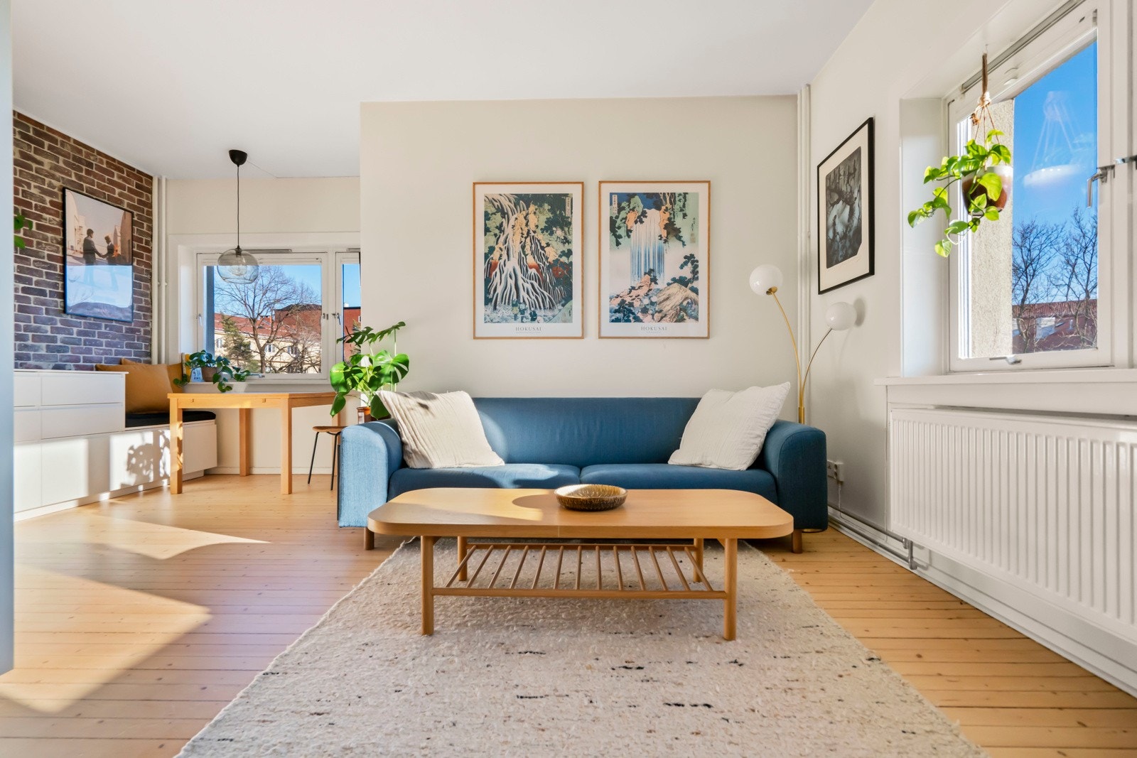 Lys og hyggelig stue med utgang til balkong. Hjørnebeliggenheten og de store vindusflatene bidrar til mye naturlig lys og en luftig atmosfære. Galleribilde