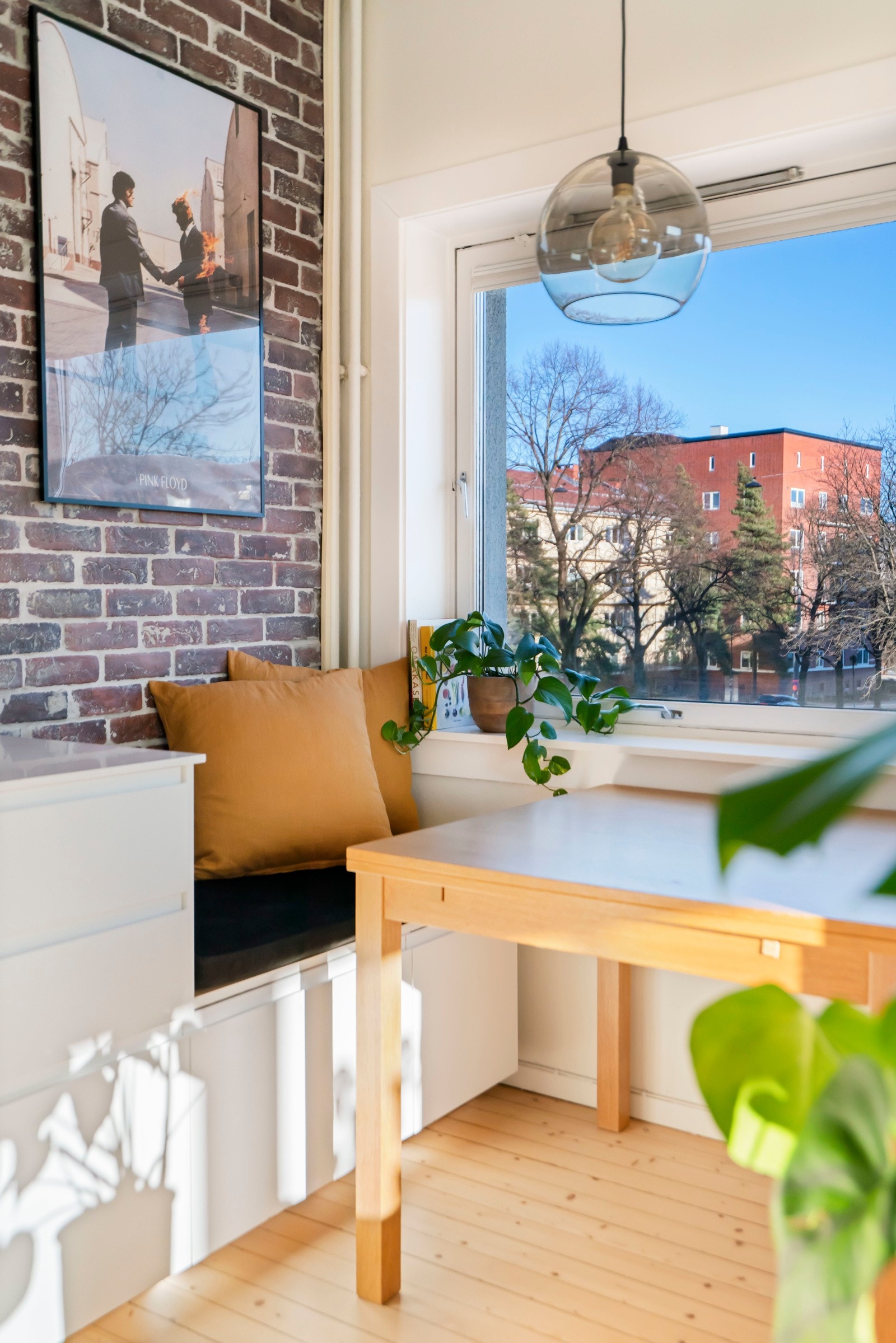 Generøse vindusflater og balkongdør slipper inn mye naturlig lys. Galleribilde