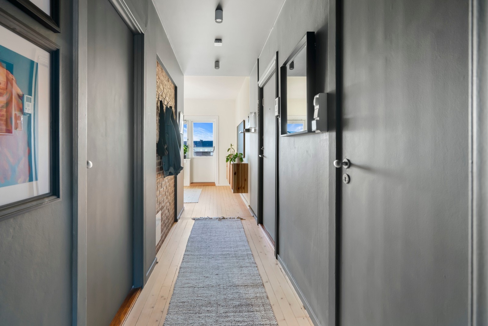 Stor og flott entré gir et godt førsteinntrykk av leiligheten. Flott tregulv og malte veggoverflater. Galleribilde