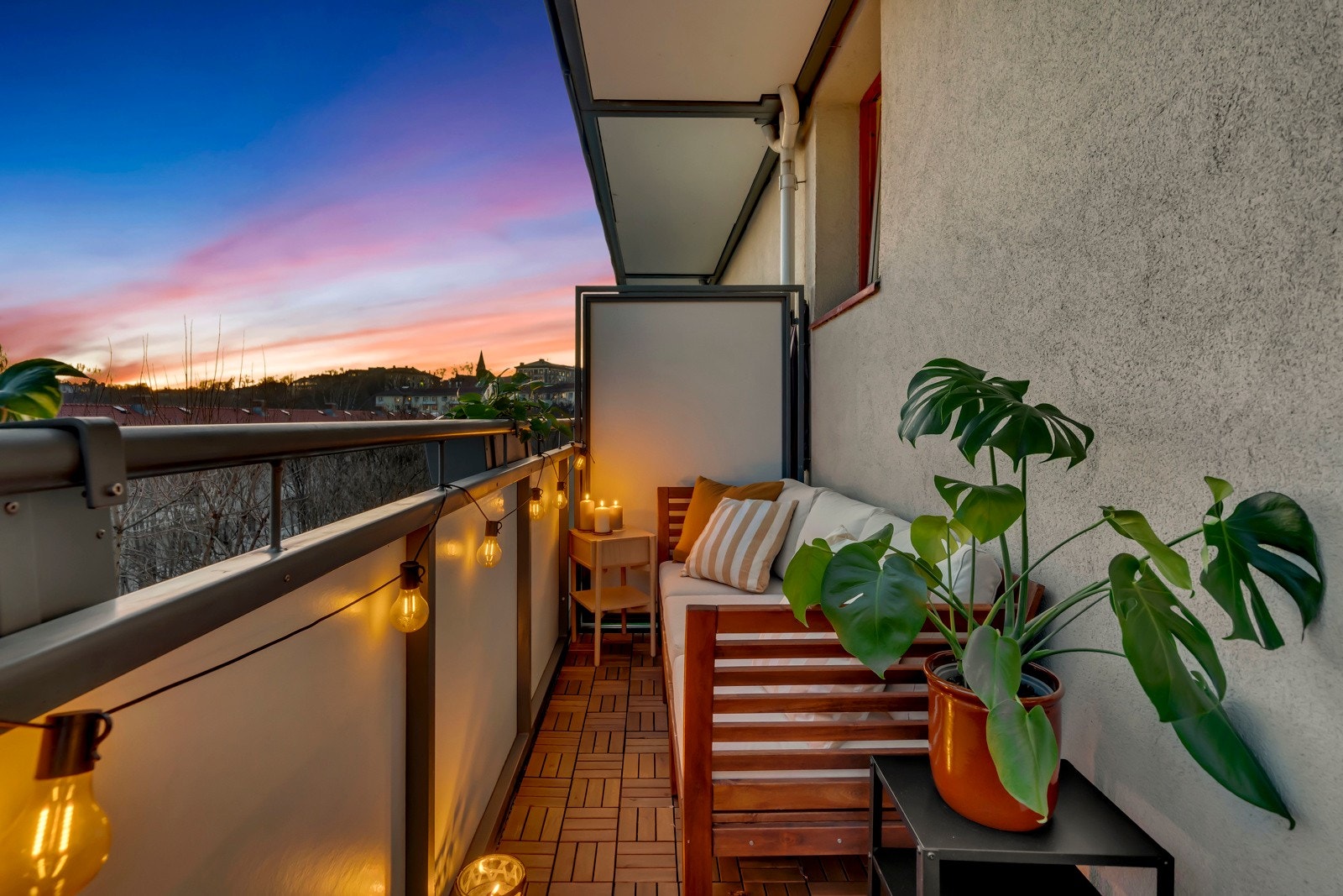 Leiligheten har to flotte balkonger. Med utgang fra stuen er en sydvendt balkong på 5 kvm med gode solforhold. Galleribilde