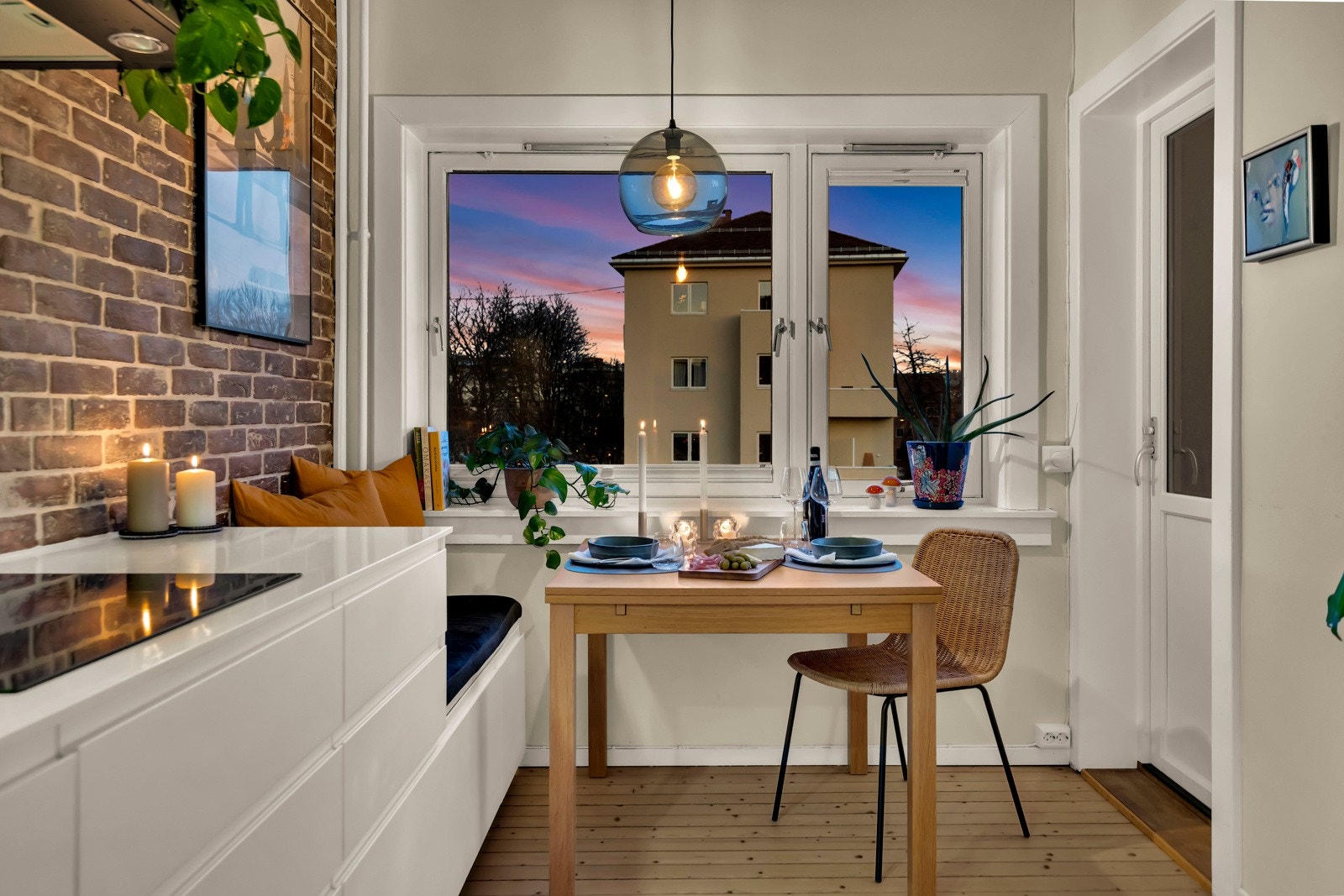 Stilsikkert kjøkken fra 2016 med lys innredning. Avsatt plass til spisebord på kjøkkenet og utgang til en herlig balkong. Galleribilde