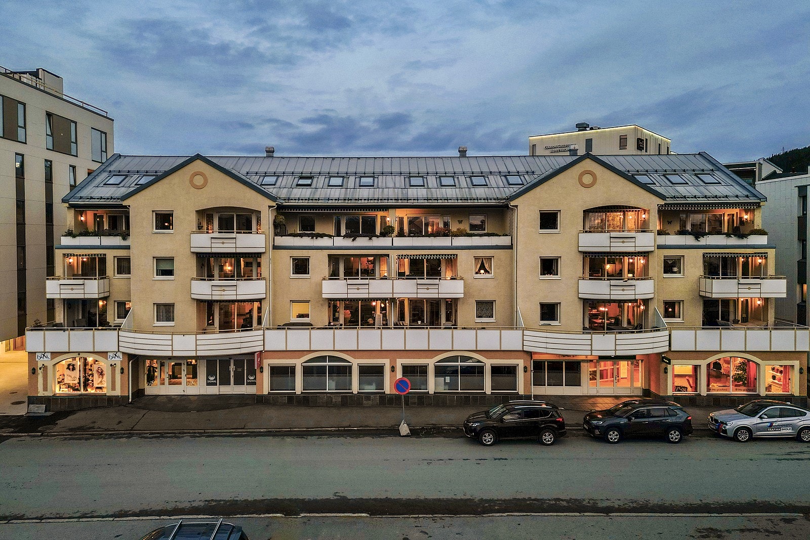 Leiligheten ligger i 2.etg i det som er ett velkjent borettslag i byen. Det er i tillegg heis i bygget. Galleribilde