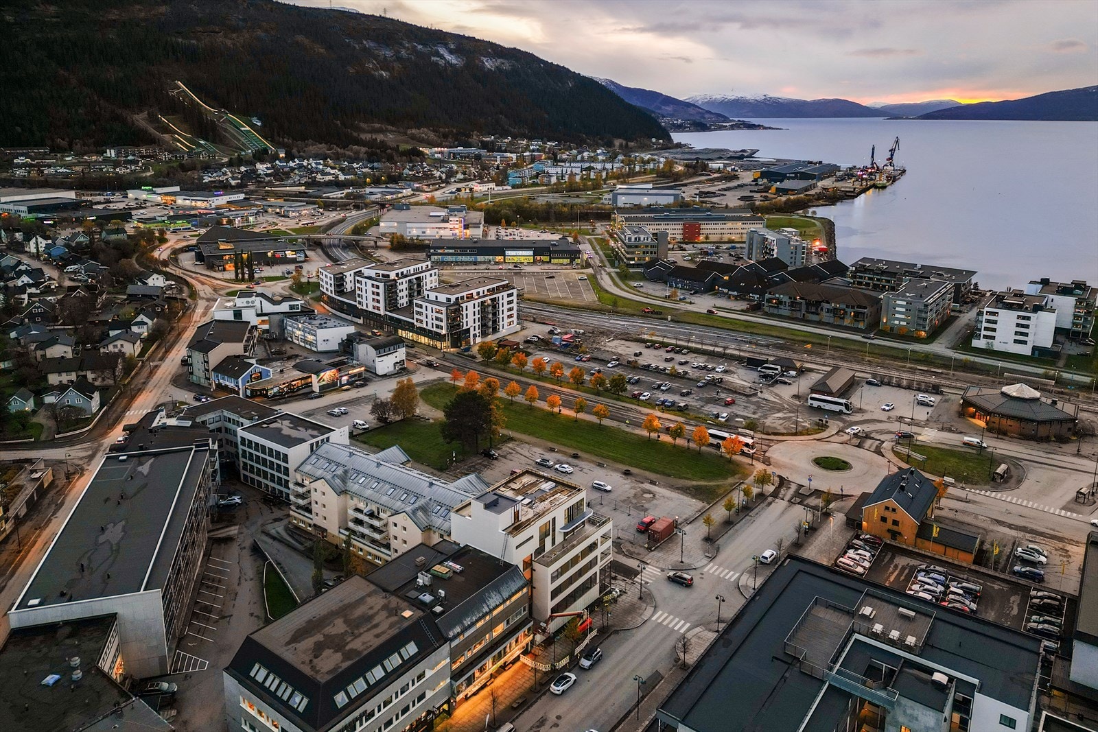 Fellesutgiftene inkluderer oppvarming og strøm. Leiligheten har lav fellesgjeld og overkommelige fellesutgifter. Galleribilde