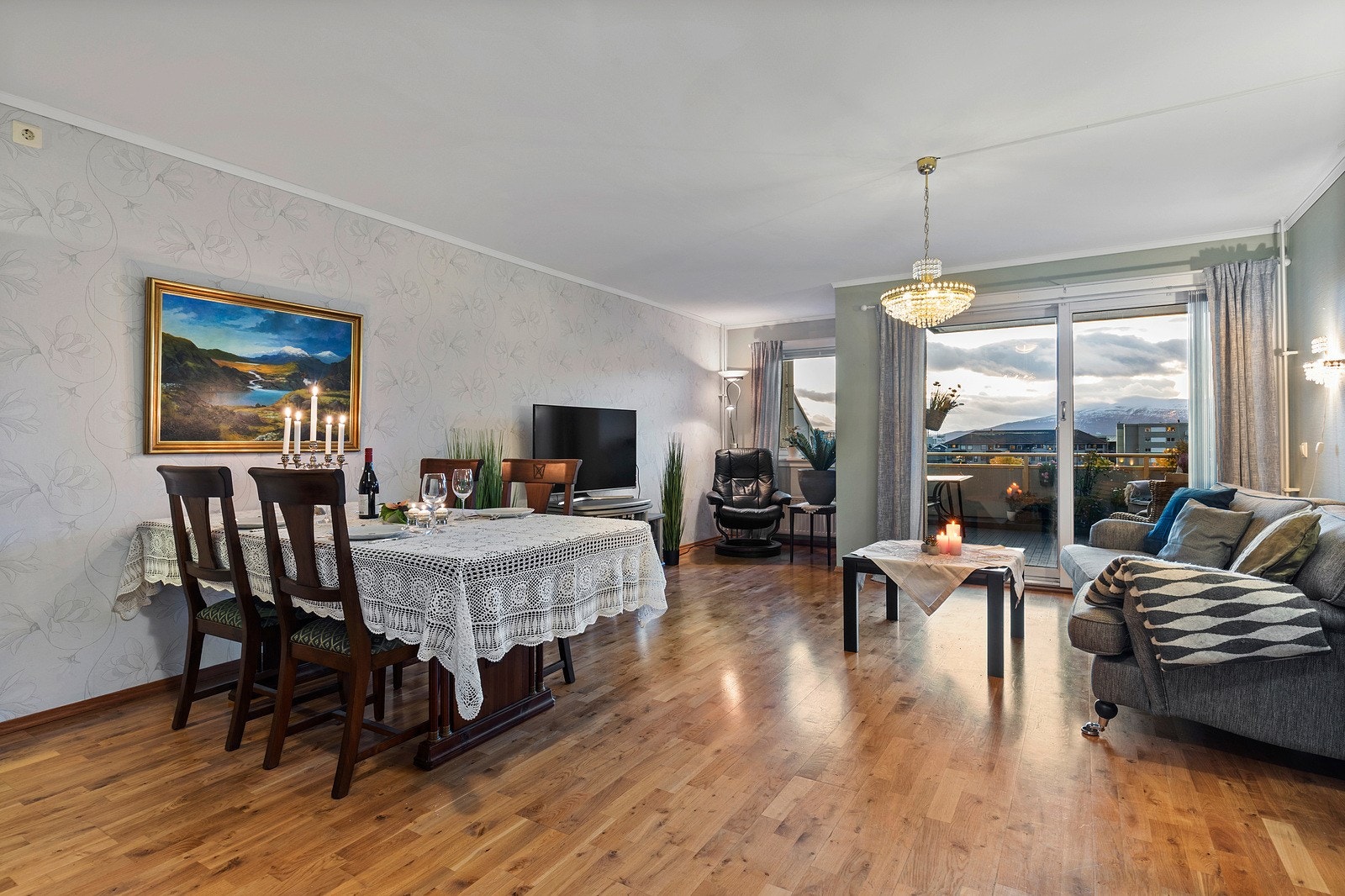 Store vindusflater på kjøkkenet. Hev/skyvedør ut til terrassen fra stue. Galleribilde