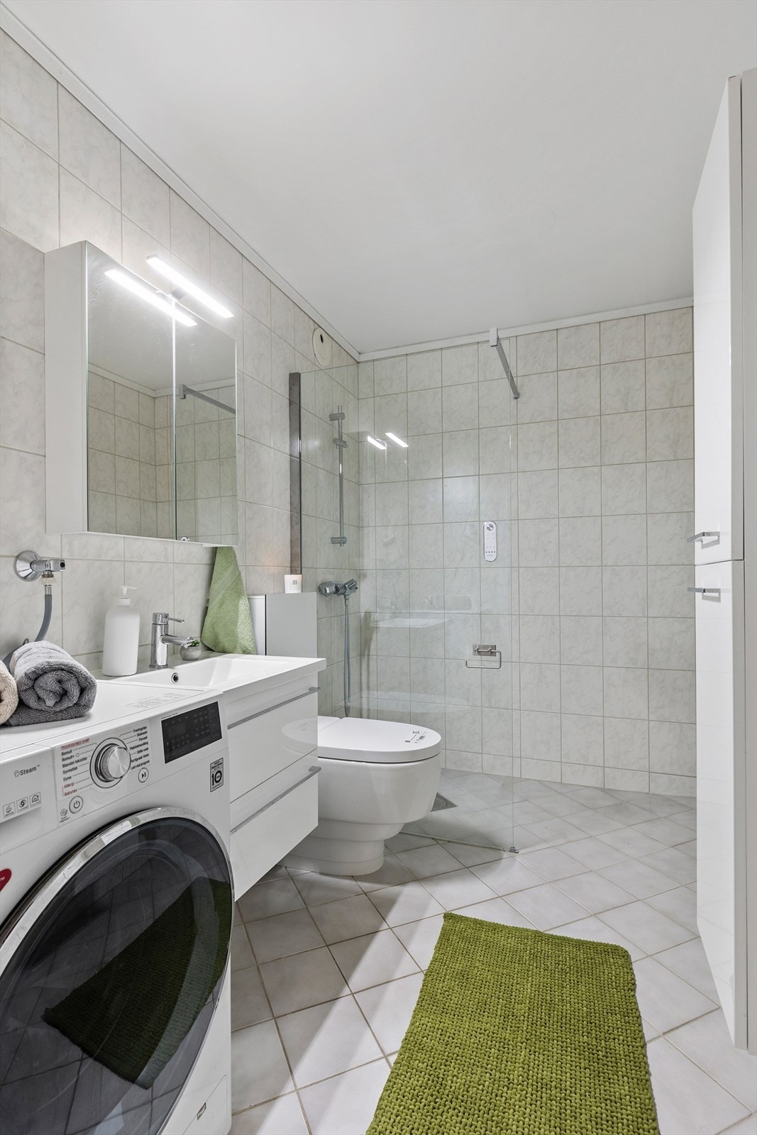 Badet er komplett flislagt. Gulvvarme. Nyere innredning og wc. Galleribilde