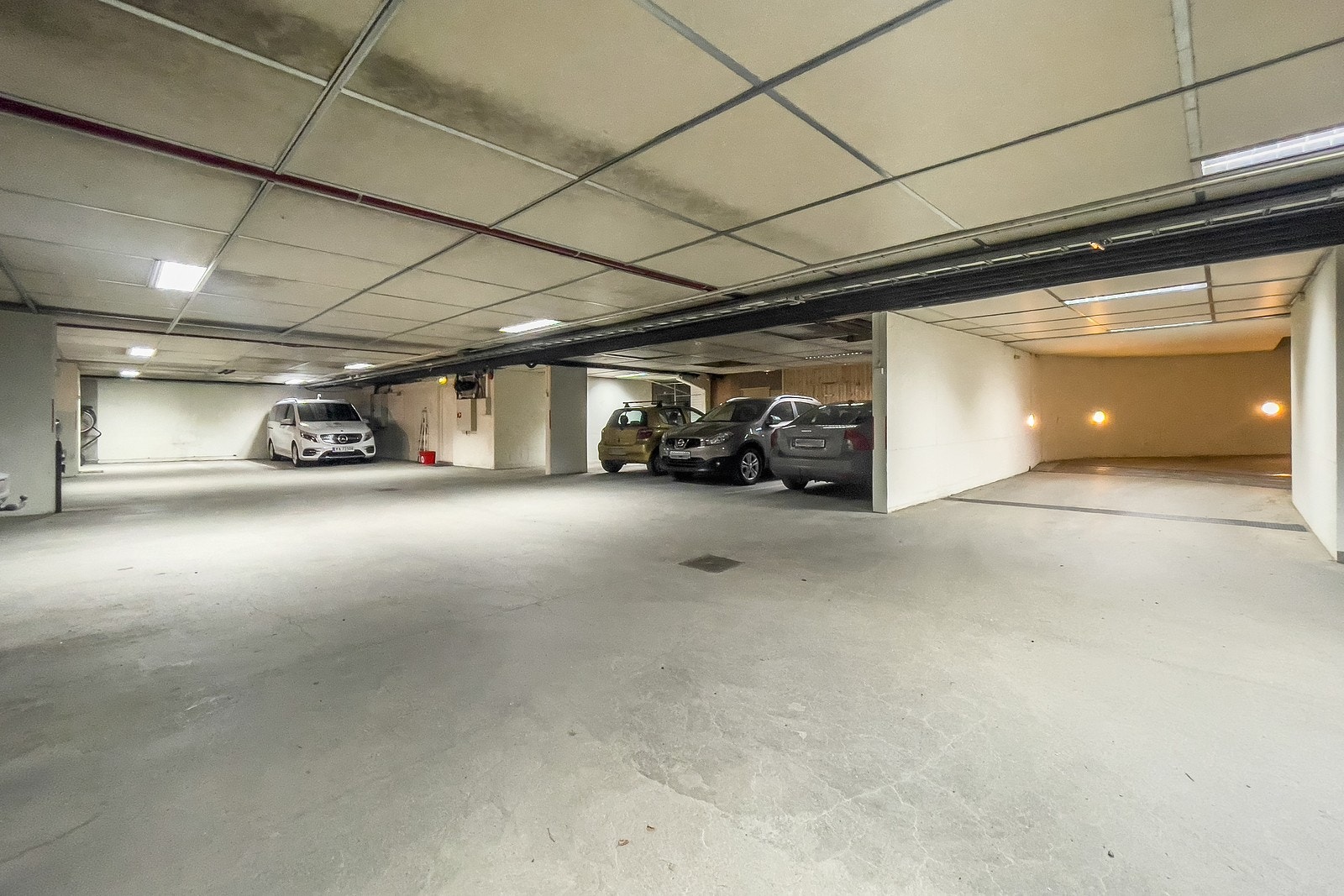 Garasjeanlegget og innkjørselen. Galleribilde