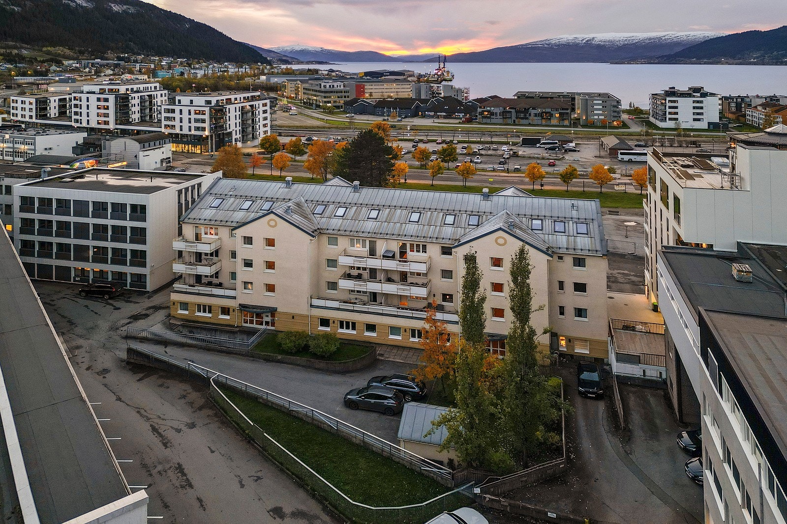 Bebyggelsen består av en boligblokk fra 1999, bygd over 5 plan. Innkjøringen til garasjeanlegget er på øversiden av bygget. Galleribilde