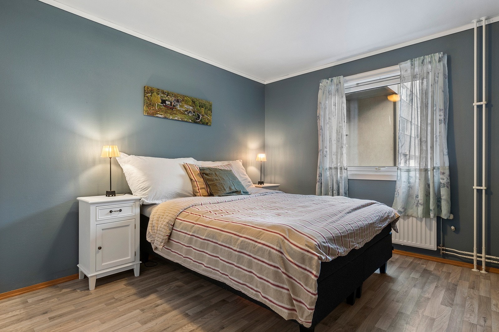 Soverommet er stort av størrelse og ligger vendt mot øst. Galleribilde