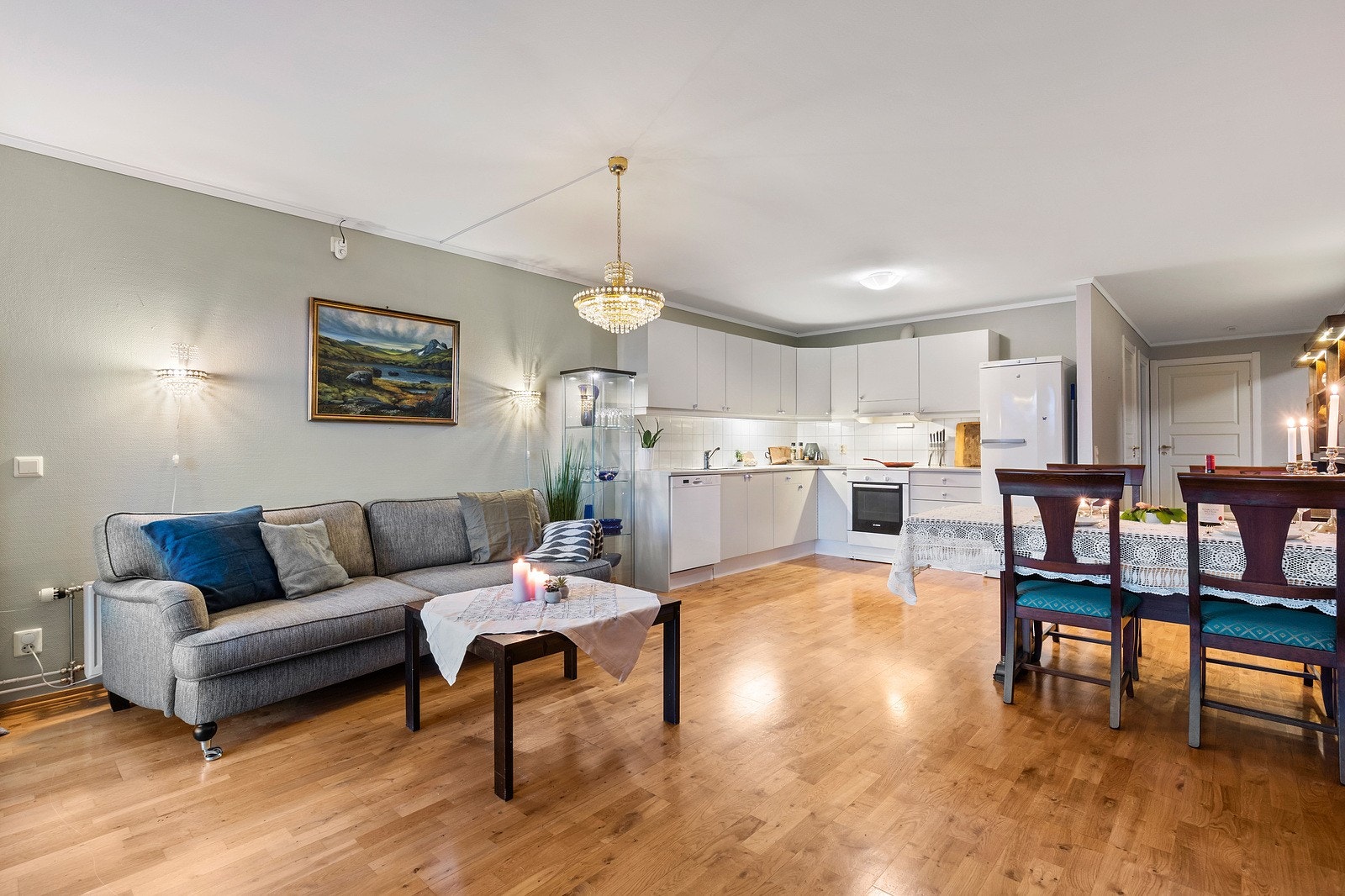 Romslig stue. Galleribilde