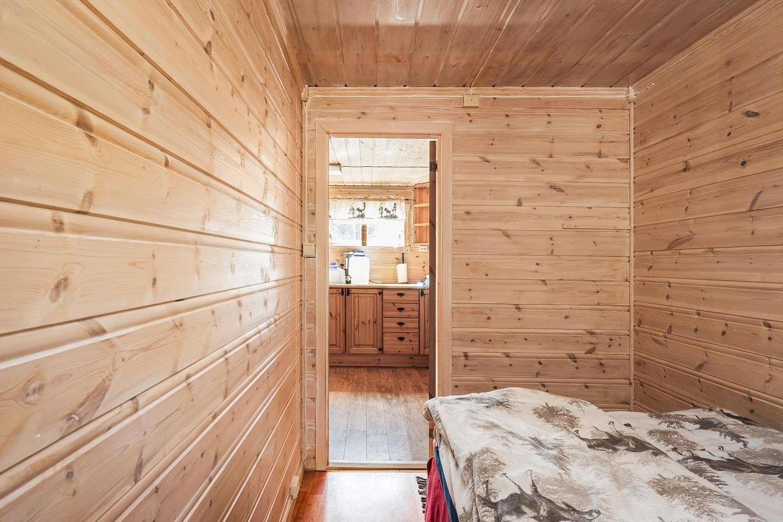 Soverommet har laminat på gulv og liggende trepanel på veggene. Galleribilde