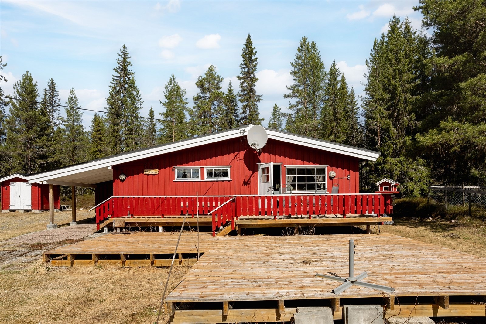 En solrik og skjermet fritidseiendom som er bebygd med en koselig hytte fra 1950, samt et anneks på 12m² og et uthus/vedbod fra ca. 2015. Galleribilde