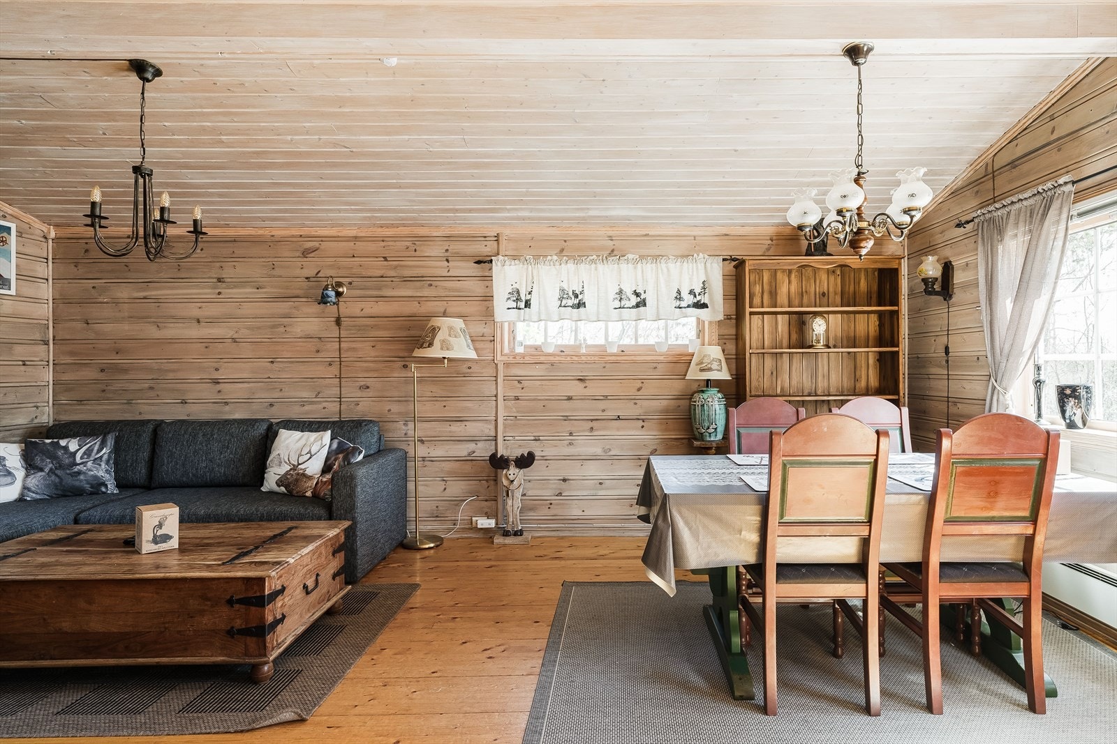 Stuen har tregulv og behandlet trepanel på veggene som gir en god og lun atmosfære. Galleribilde