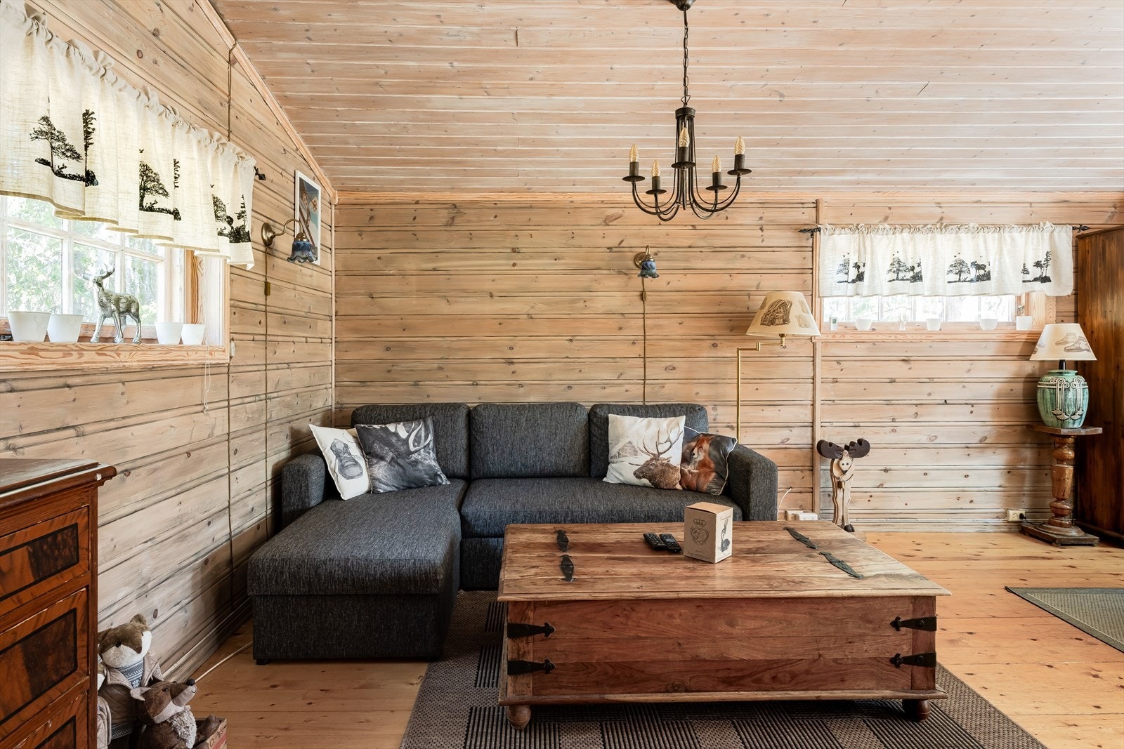 Stuen har vindusflater mot totalt 3 ulike himmelretninger som slipper inn fint lys. Galleribilde