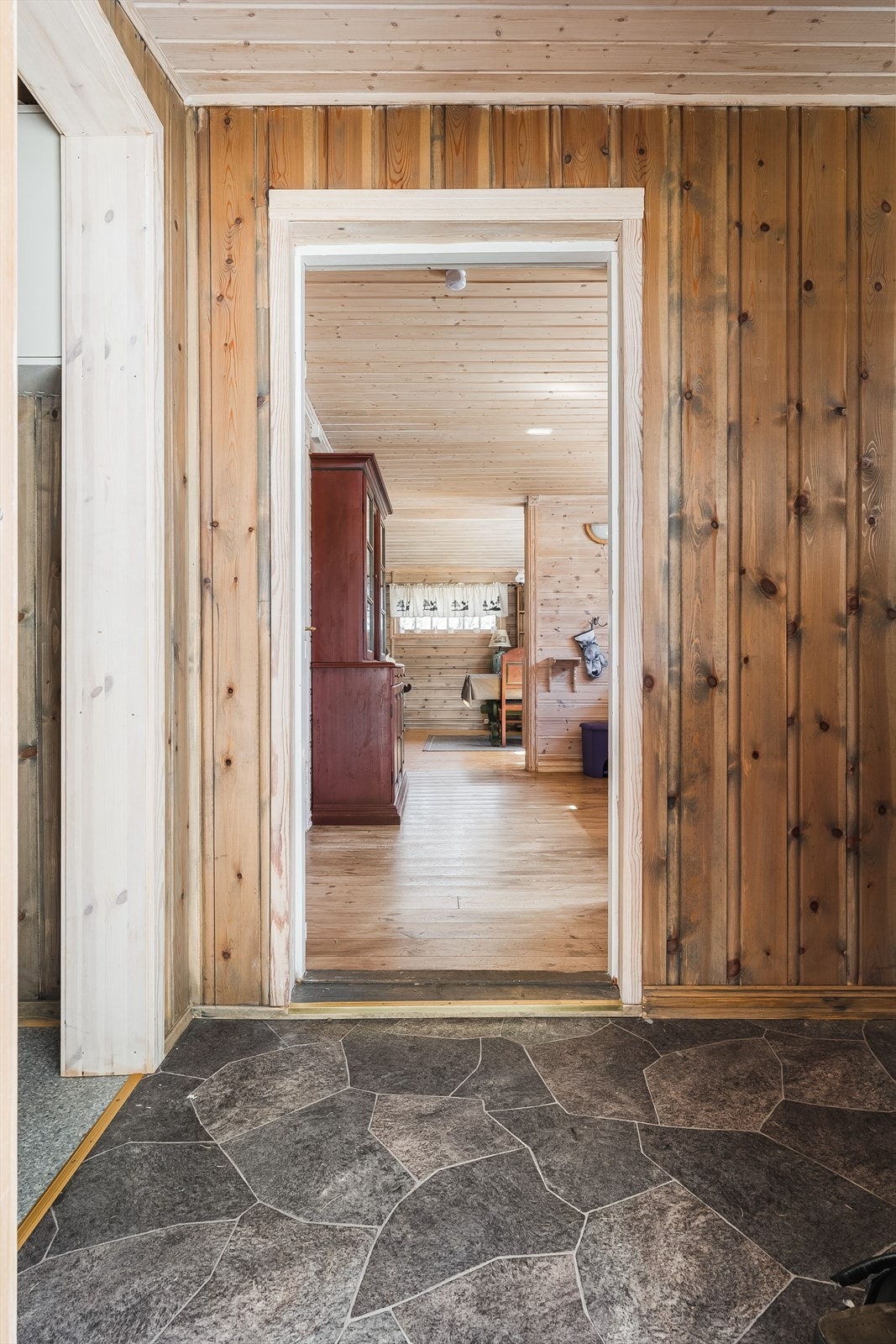 Når du entrer hytta kommer du inn i en praktisk gang med belegg på gulv og trepanel på veggene. Galleribilde