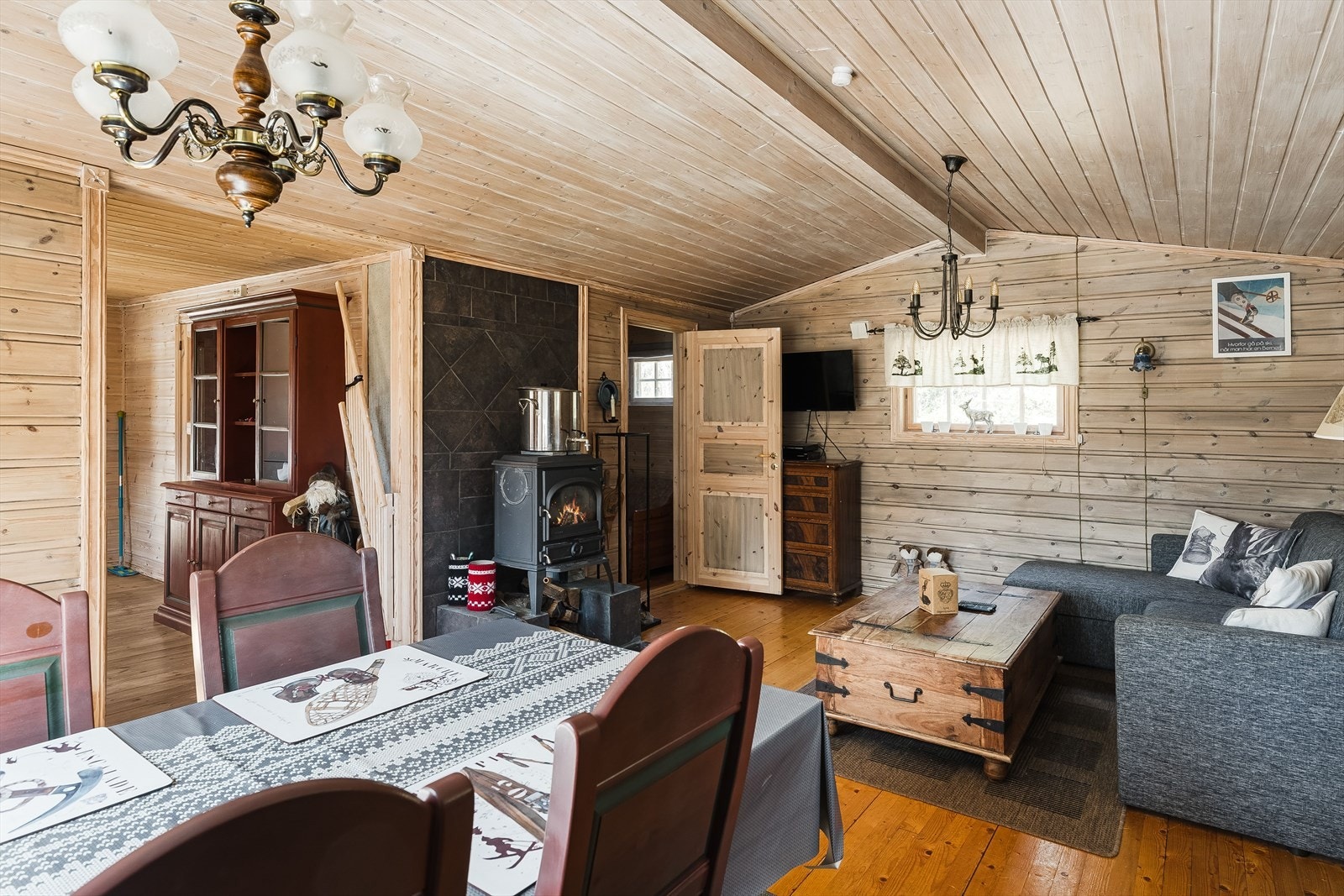 Som et fint midtpunkt i stuen har du en koselig peisovn som både gir god varme og bidrar til ekstra hygge på kaldere vinterdager. Galleribilde