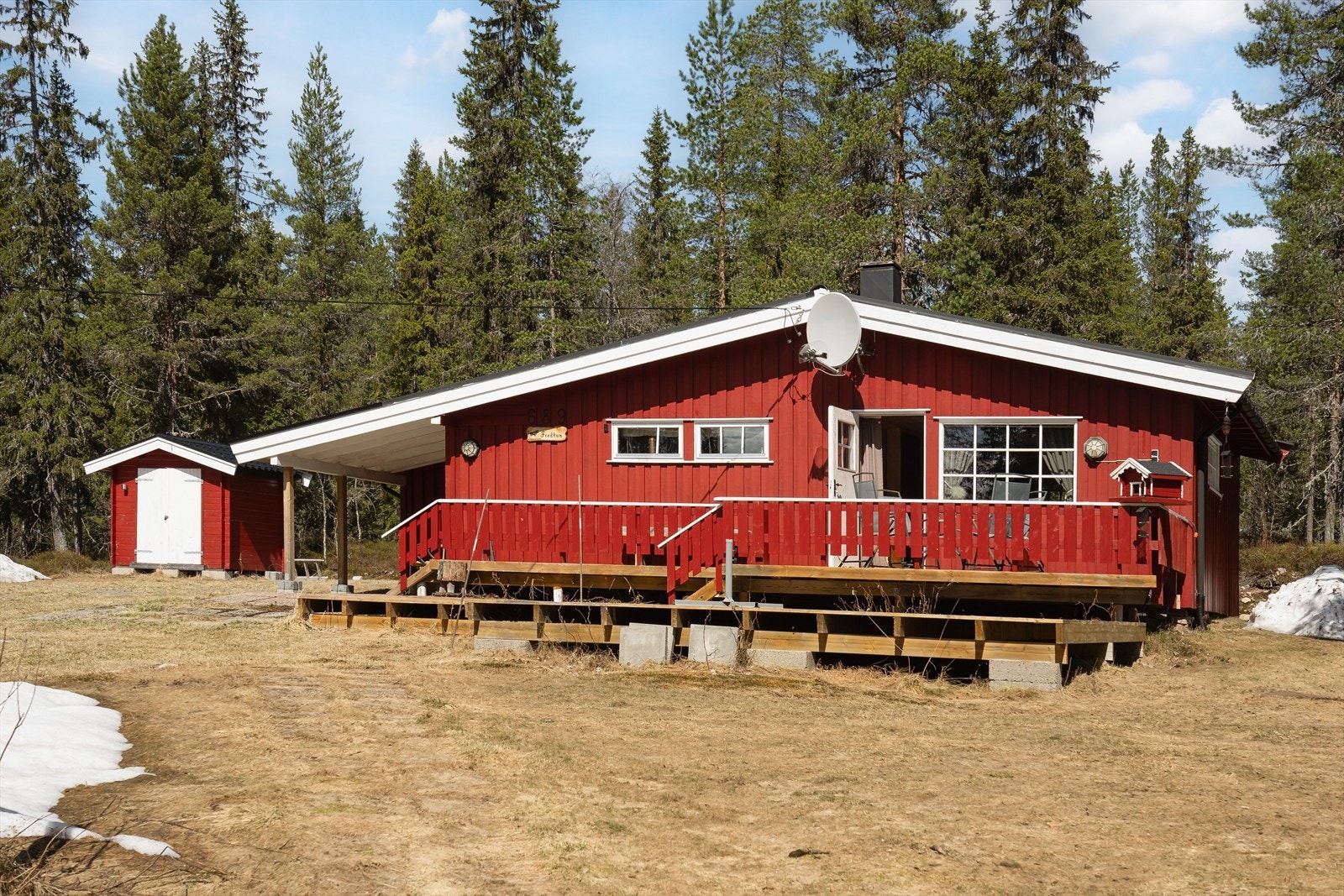 Fra terrassen er det trapp ned til ny stor terrasseplatting som var ny i ca. 2016. Hytta har solrike terrasser på totalt 69m² orientert mot syd! Galleribilde